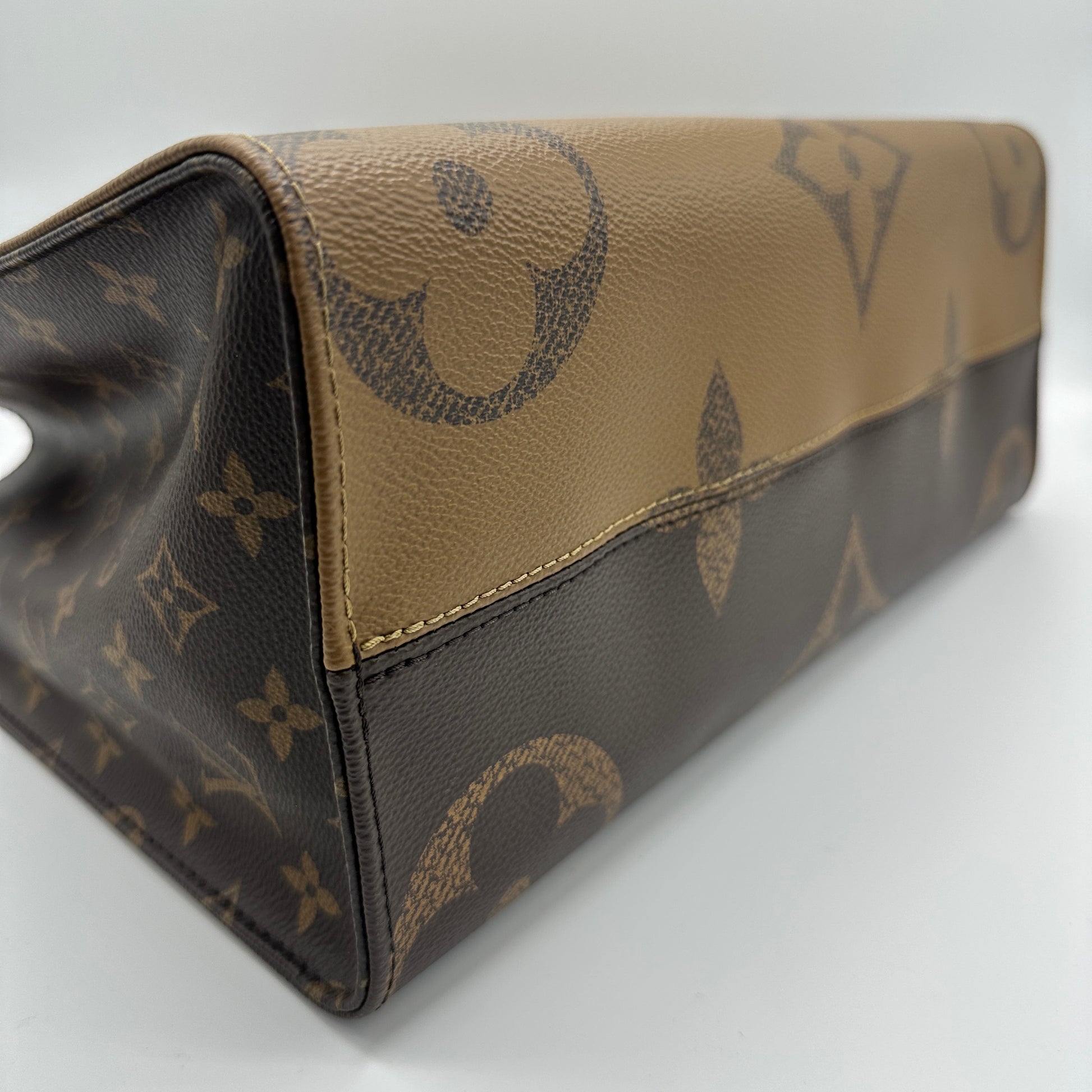 Reverse Monogram Giant Onthego MM