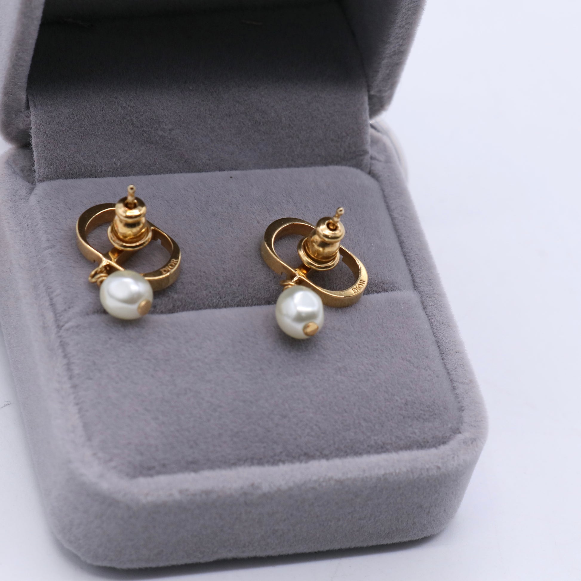Antique Gold-Finish Metal and White Resin Pearls Earrings LDJ3936