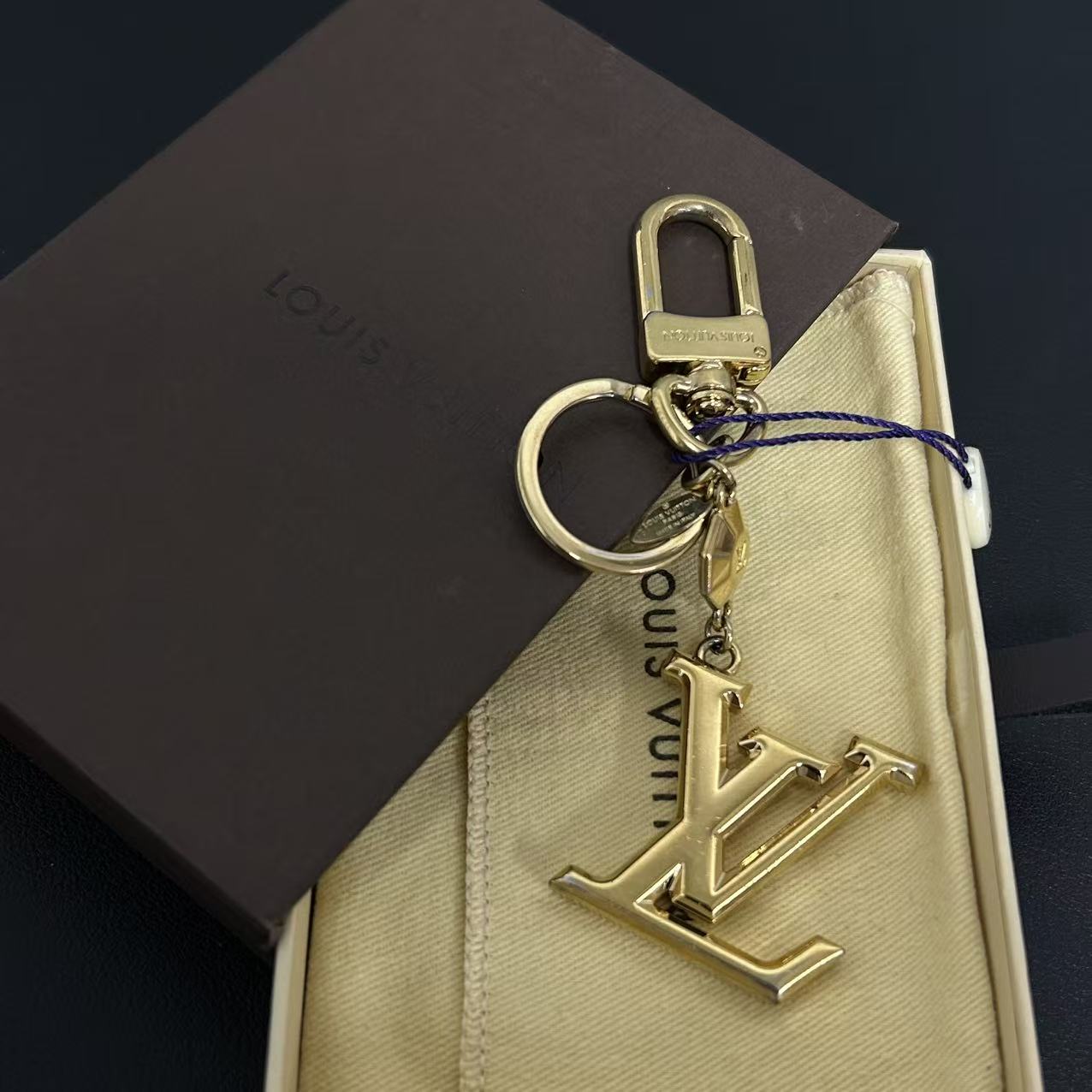 Louis Vuitton Goldtone Metal LV Facettes Key Holder and Bag charm twins LDZ296