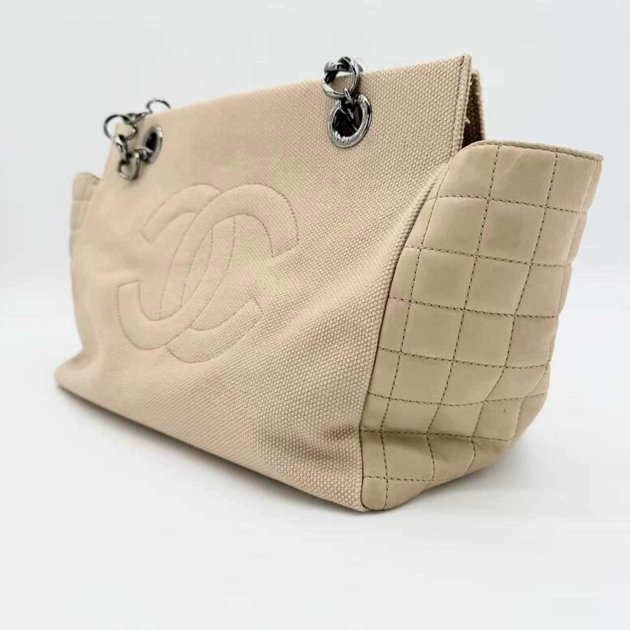 Coco Mark Chain Shoulder Tote bag in a beige