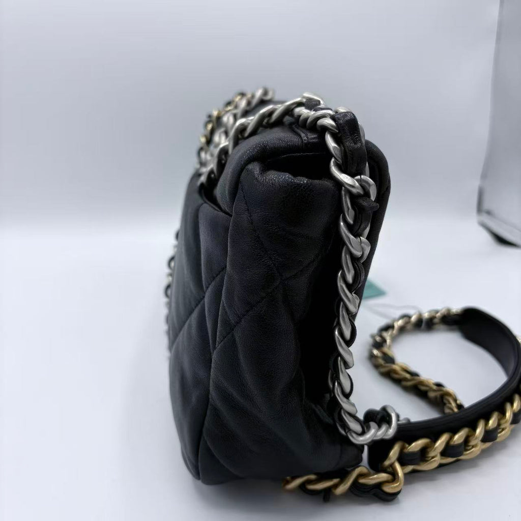 19 Flap Bag Quilted Leather Medium Black