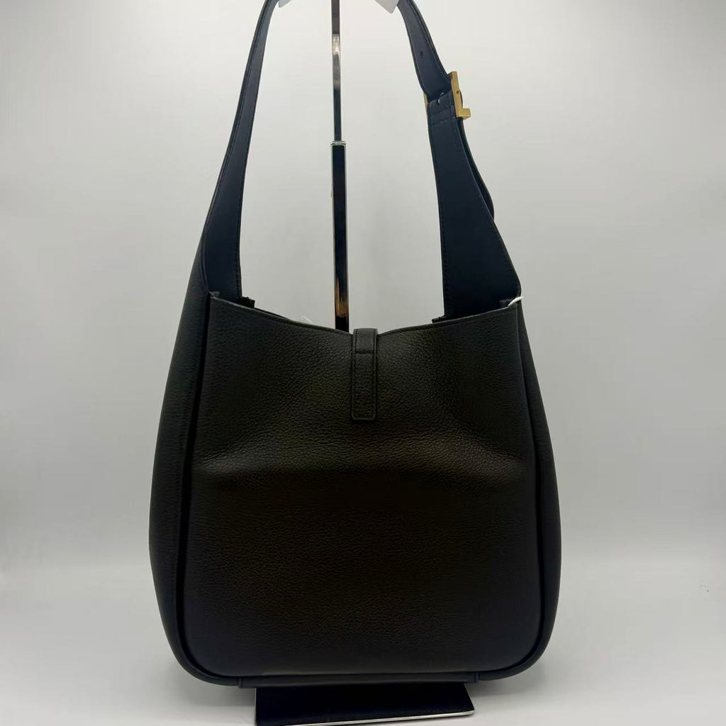 Le 5 à 7 Supple Small Shoulder Bag in Grained Leather