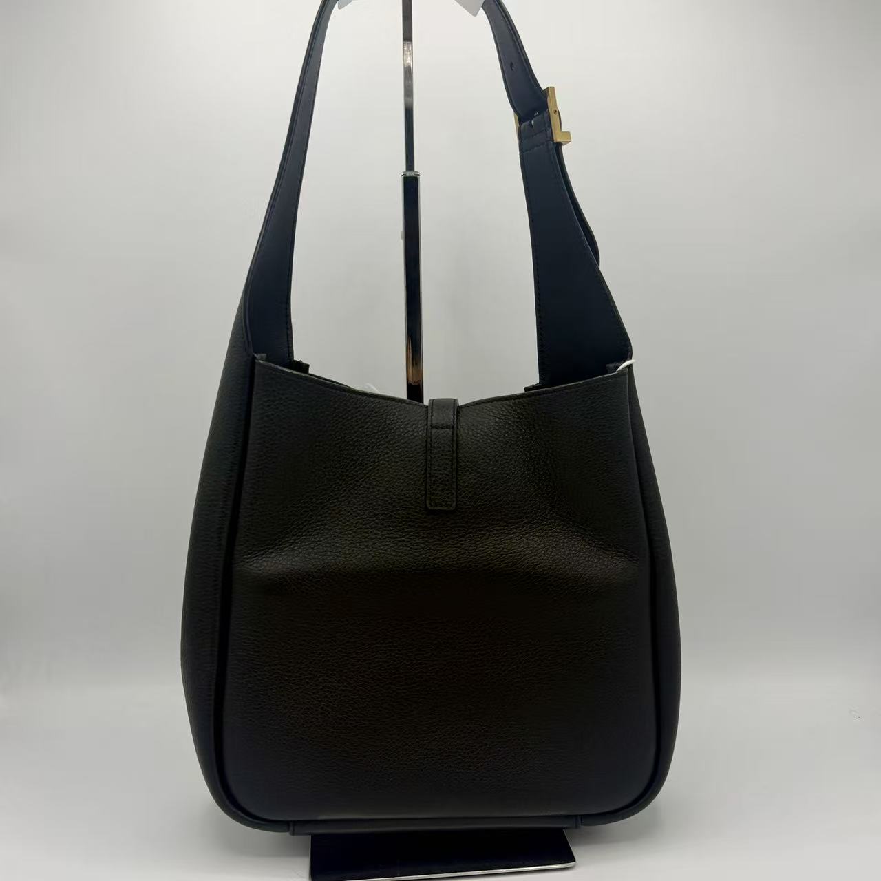 Le 5 à 7 Supple Small Shoulder Bag in Grained Leather