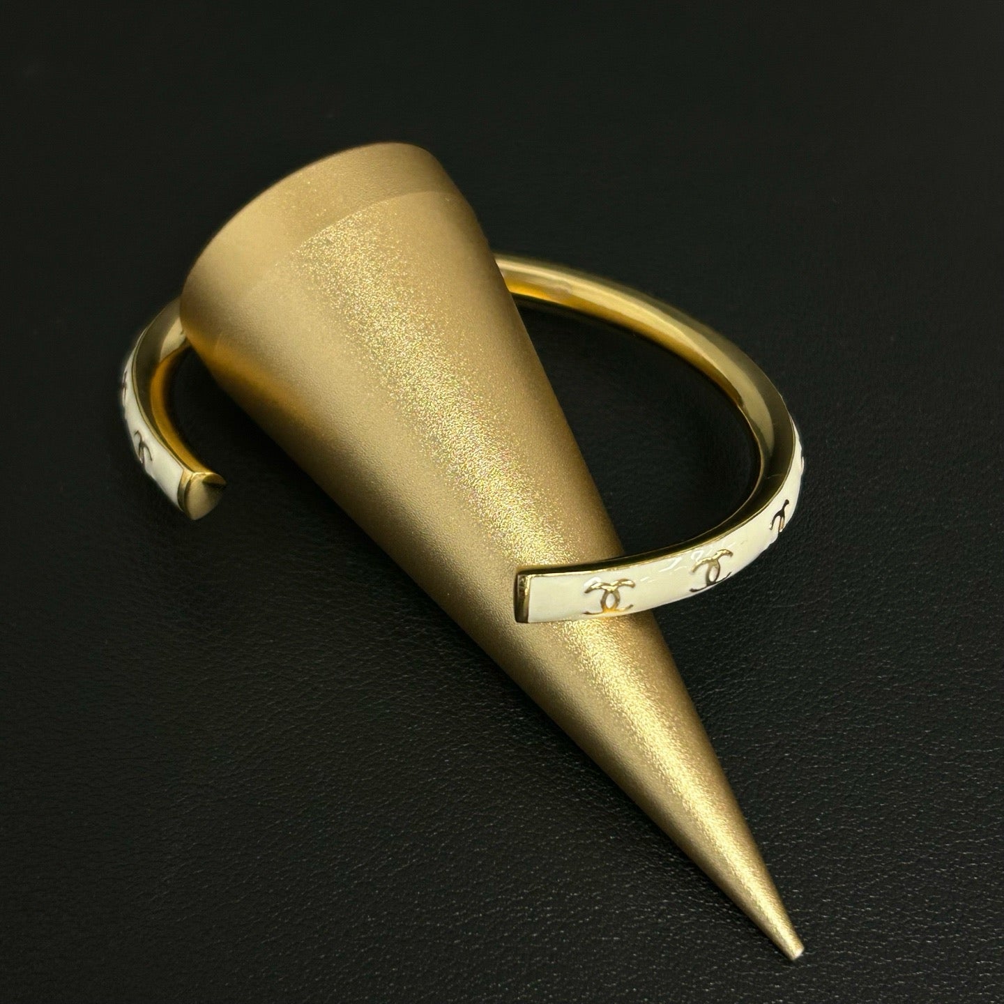 Logo Cuff Bracelet Metal with Enamel Twins LDJ3988