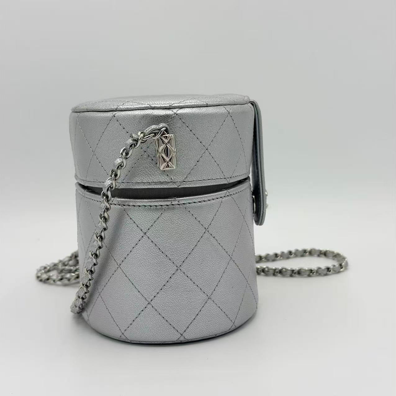 Metallic Lambskin Quilted Round Vanity Case With Chain Silver