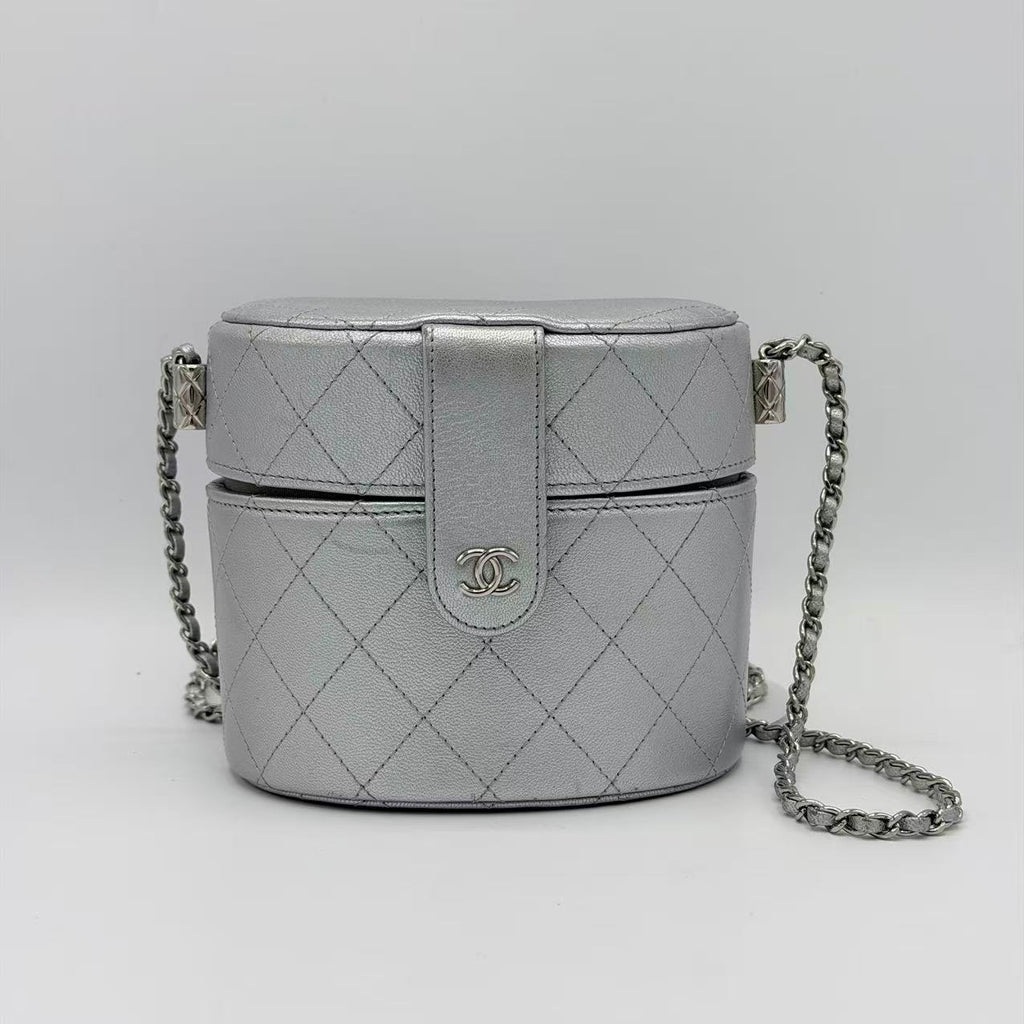 Metallic Lambskin Quilted Round Vanity Case With Chain Silver