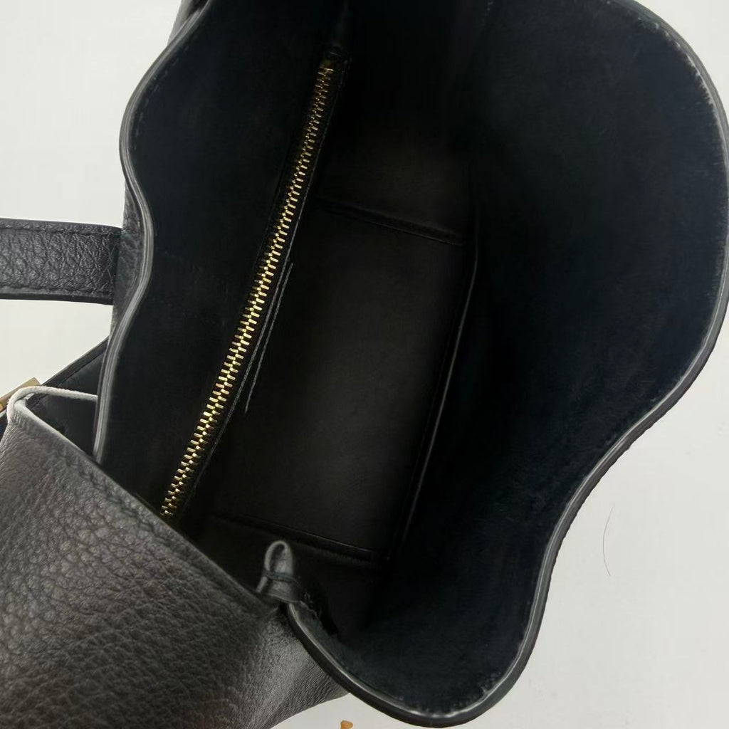 Le 5 à 7 Supple Small Shoulder Bag in Grained Leather