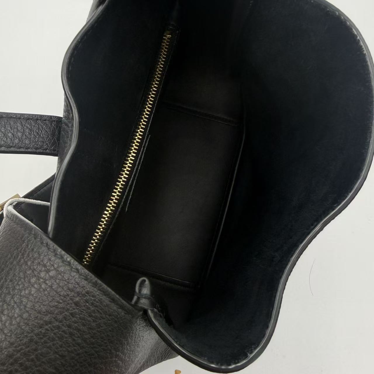 Le 5 à 7 Supple Small Shoulder Bag in Grained Leather