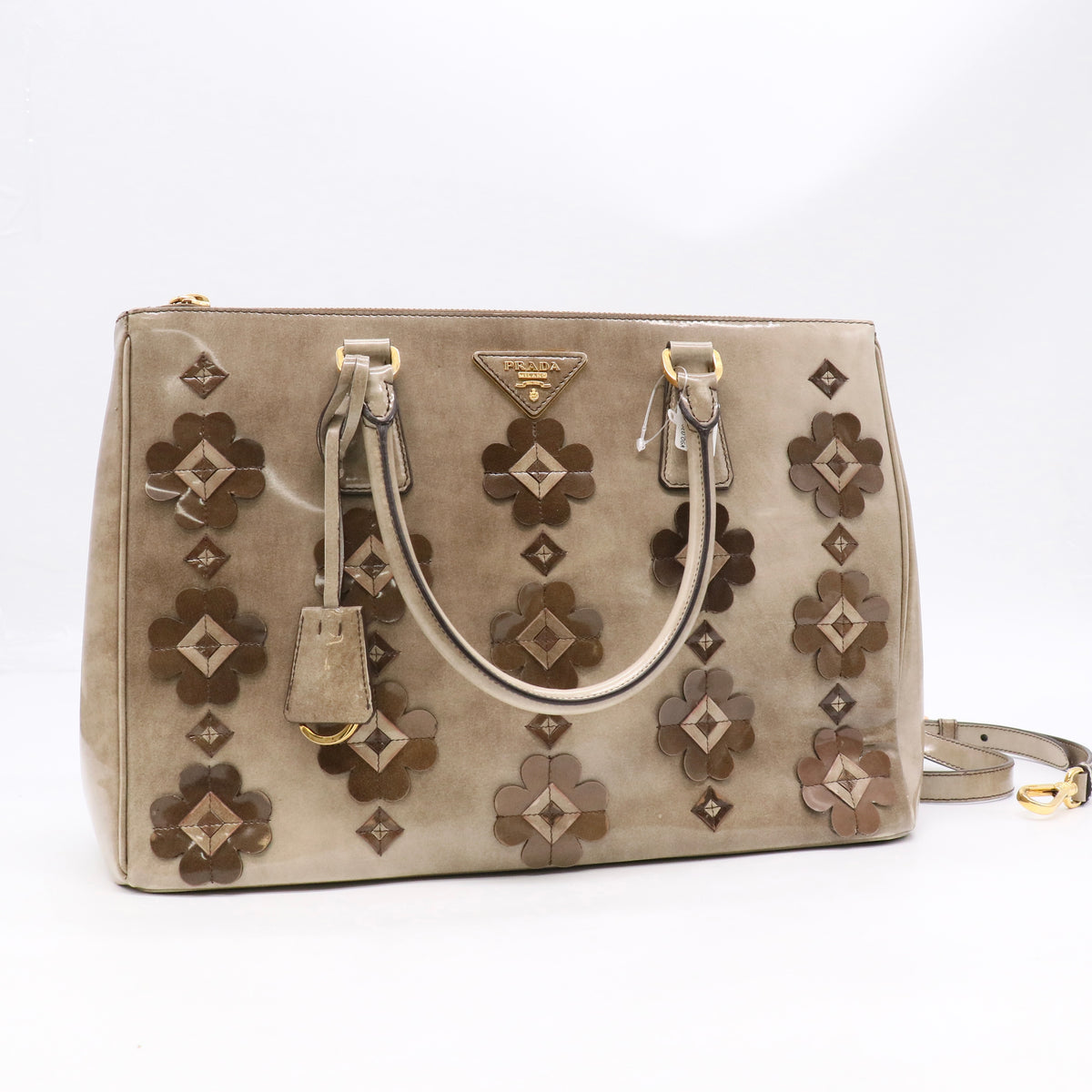 Enameled Metal Triangle Galleria Double Twins LDJ6862