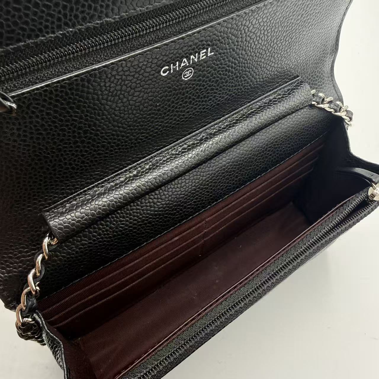 Wallet on Chain Quilted Caviar