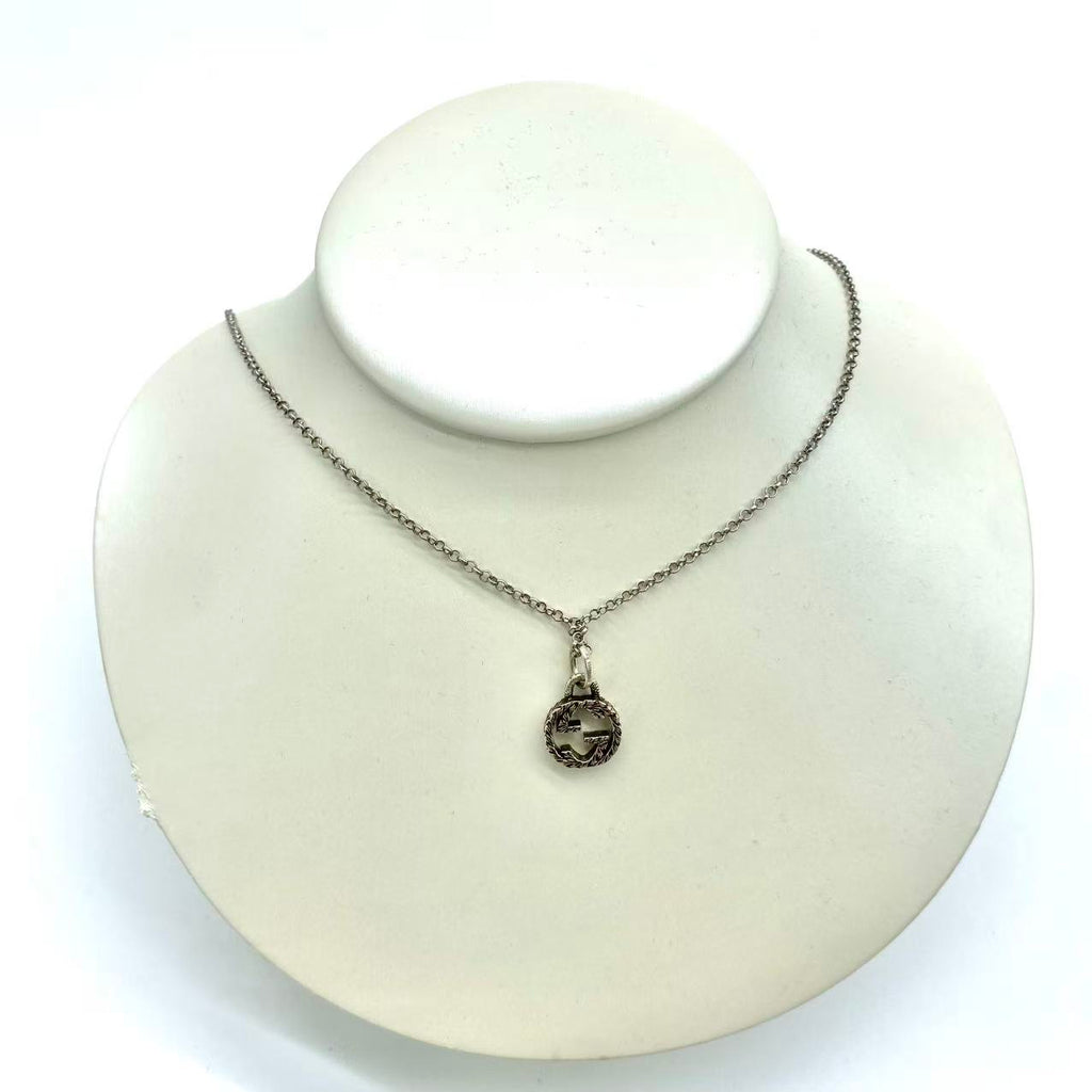 Interlocking pendant necklace