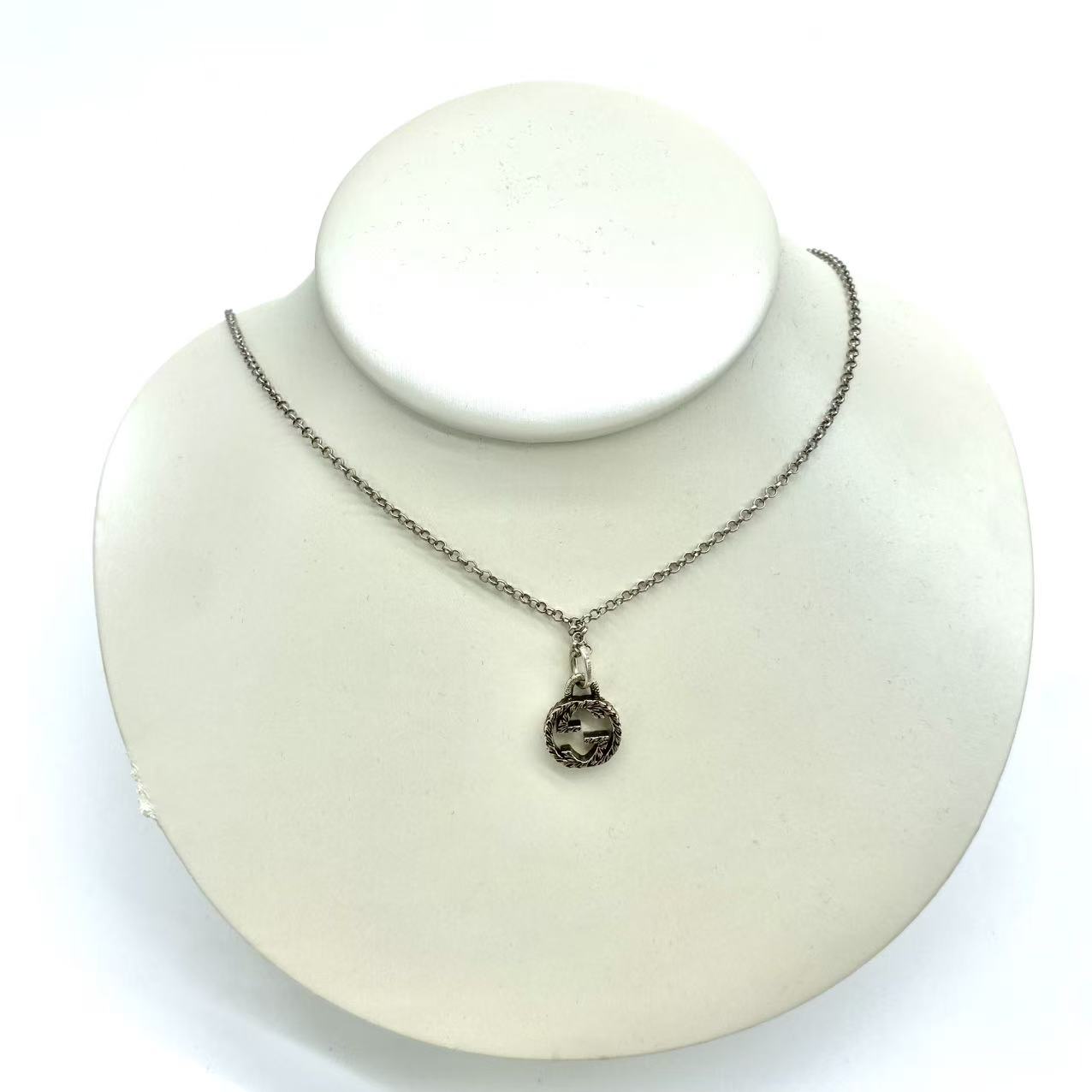 Interlocking pendant necklace