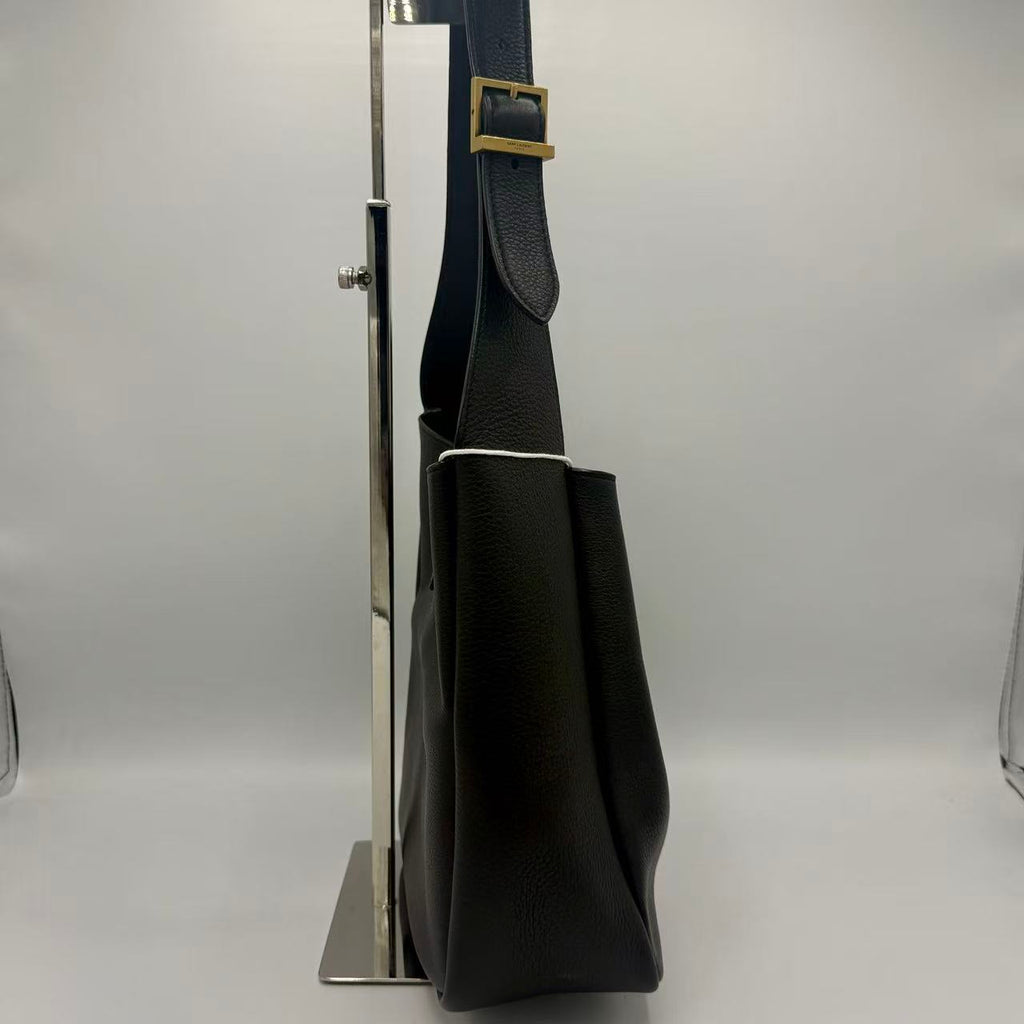 Le 5 à 7 Supple Small Shoulder Bag in Grained Leather