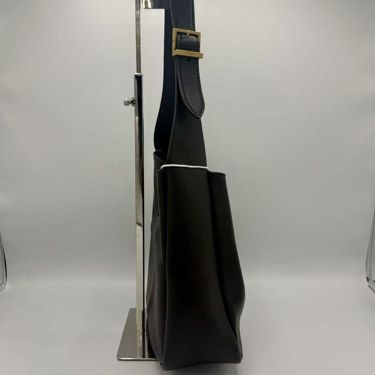 Le 5 à 7 Supple Small Shoulder Bag in Grained Leather