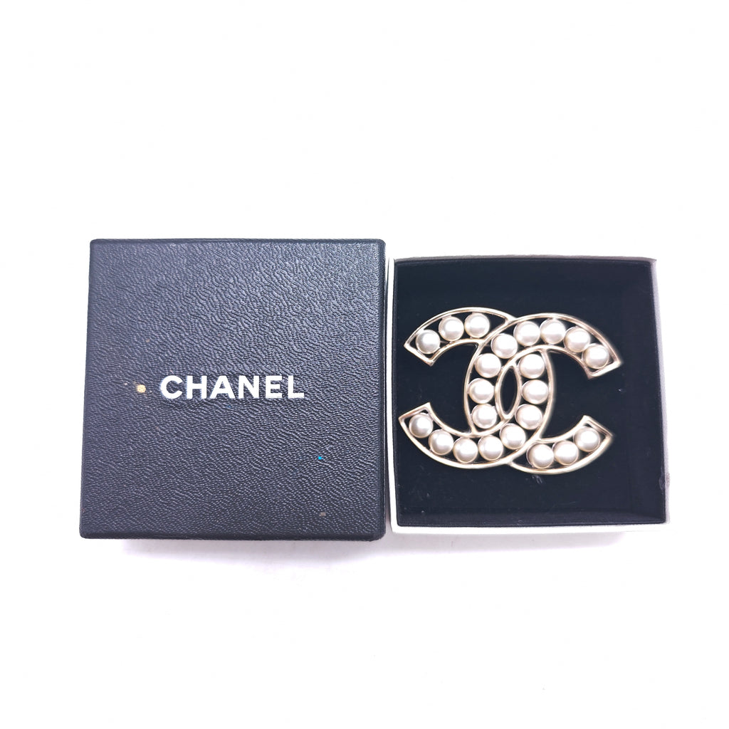 CC Faux Pearl Gold Tone Pin Brooch W20188