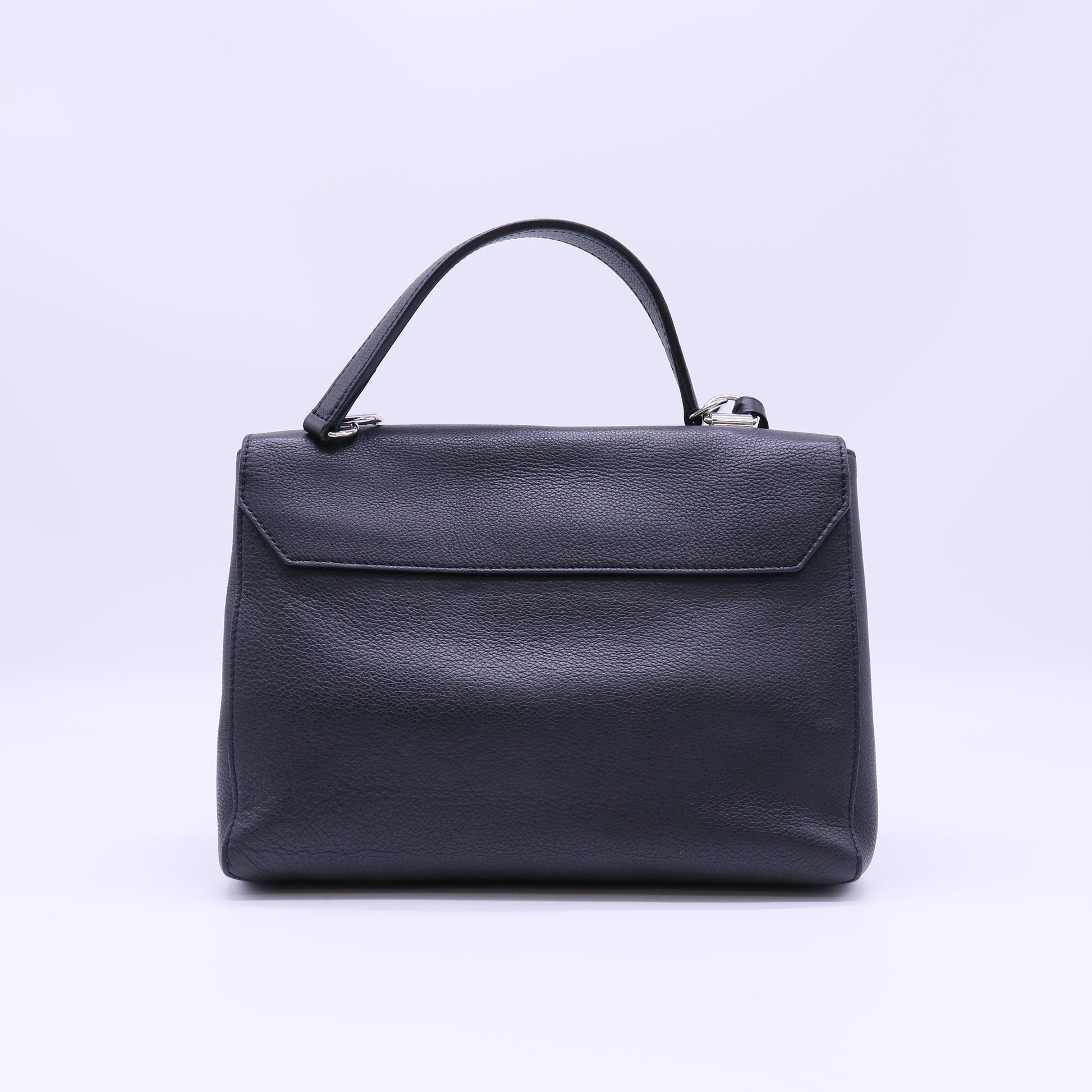 Louis Vuitton Lockme II handbag B22522
