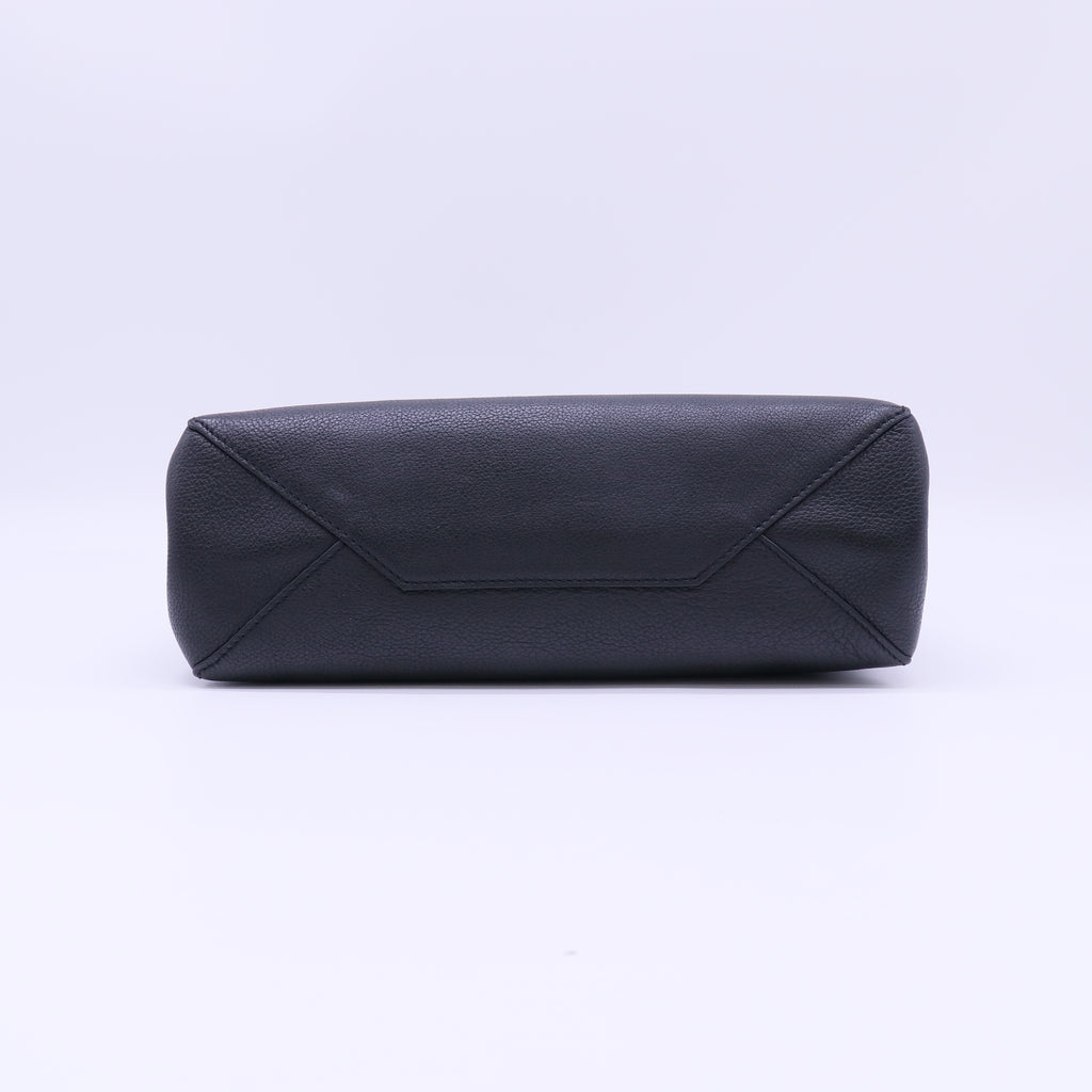 Louis Vuitton Lockme II handbag B22522