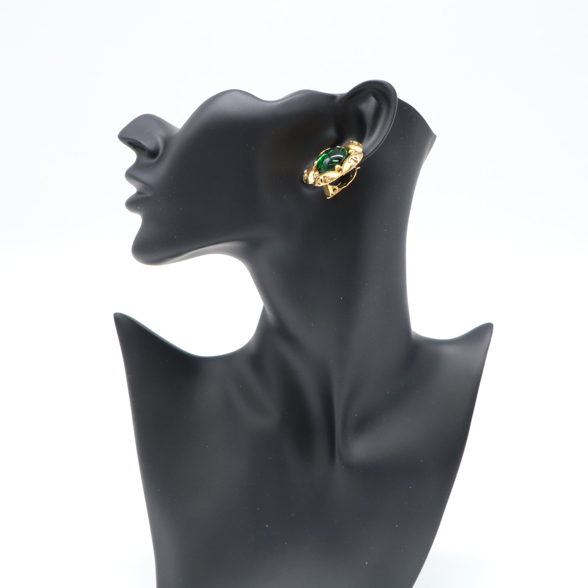 Chanel Vintage CC Gripoix Flower Round Clip-On Earrings W21908