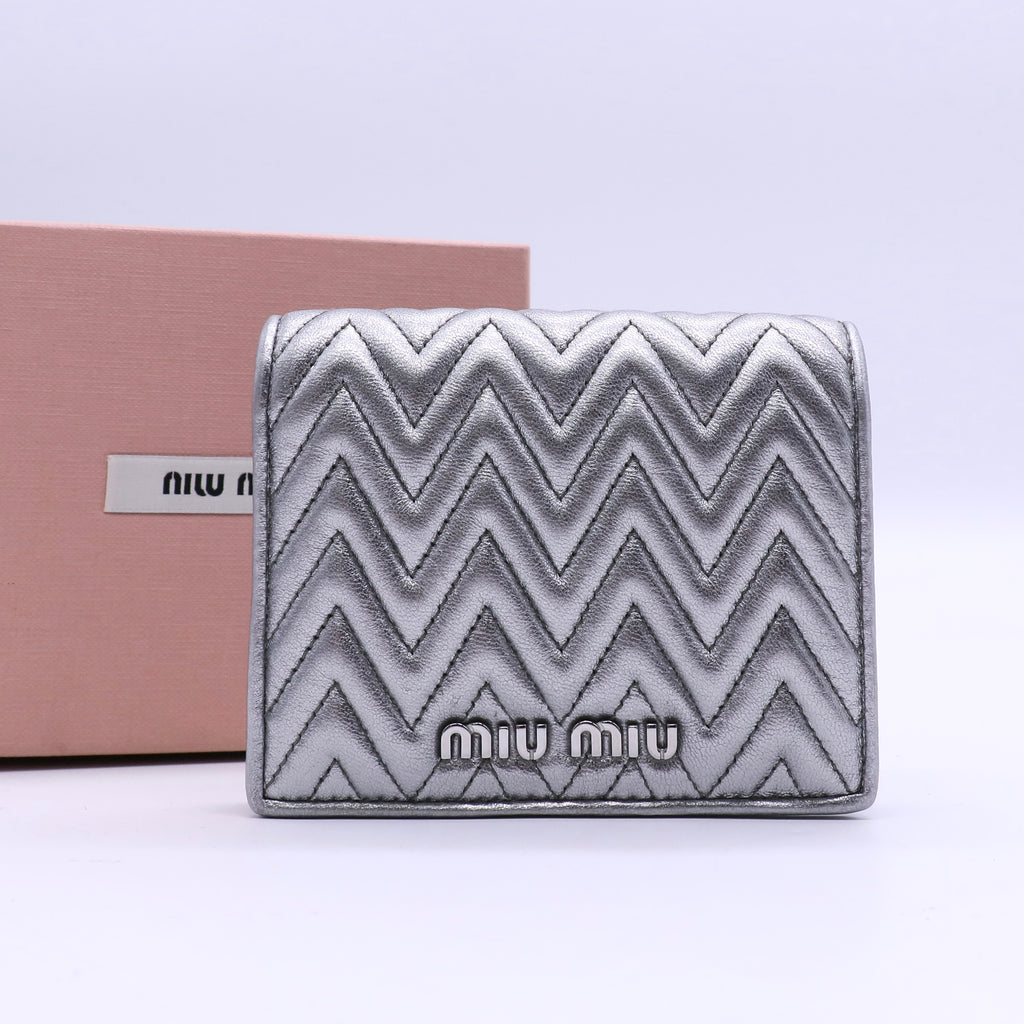 Miu Miu Pre-Owned 2020s Matelasse bi-fold Leather Wallet Twins W20803