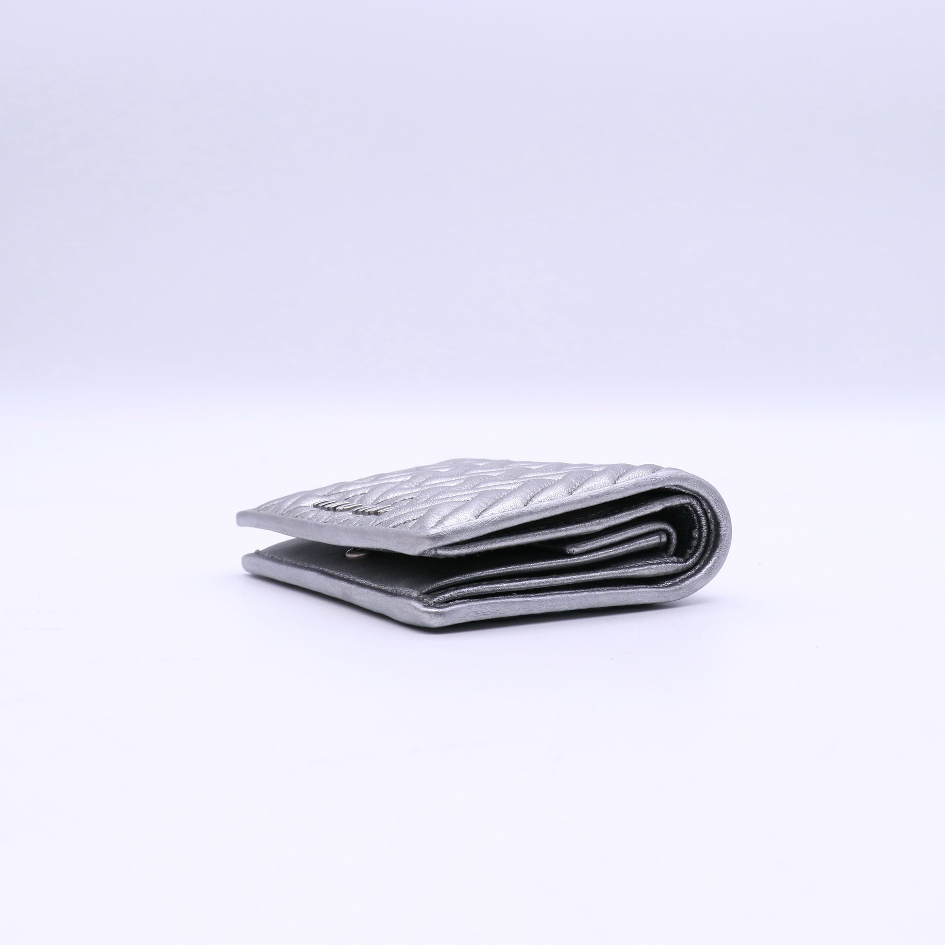 Miu Miu Pre-Owned 2020s Matelasse bi-fold Leather Wallet Twins W20803
