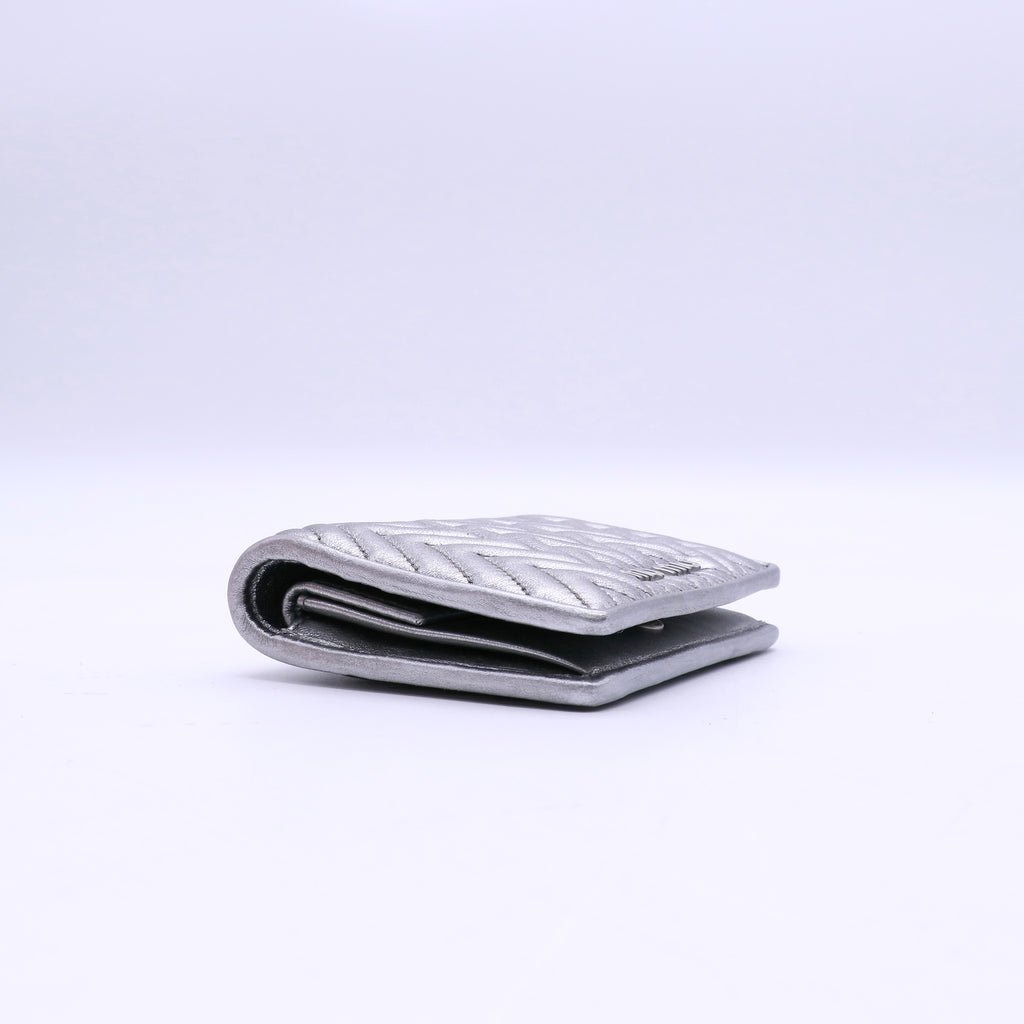 Miu Miu Pre-Owned 2020s Matelasse bi-fold Leather Wallet Twins W20803