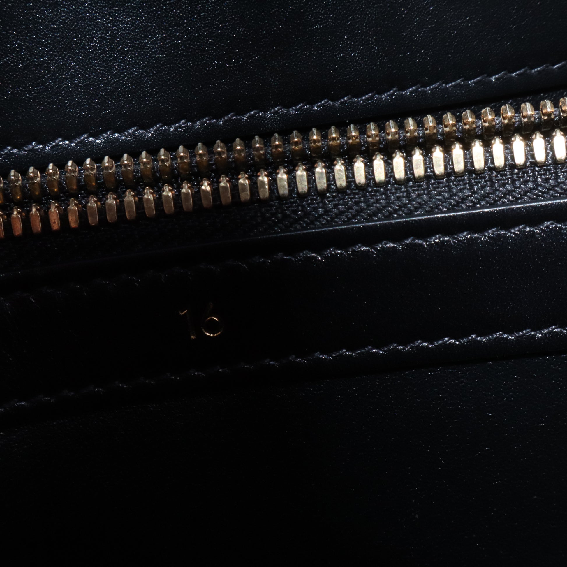 Medium Classique 16 Bag B21113