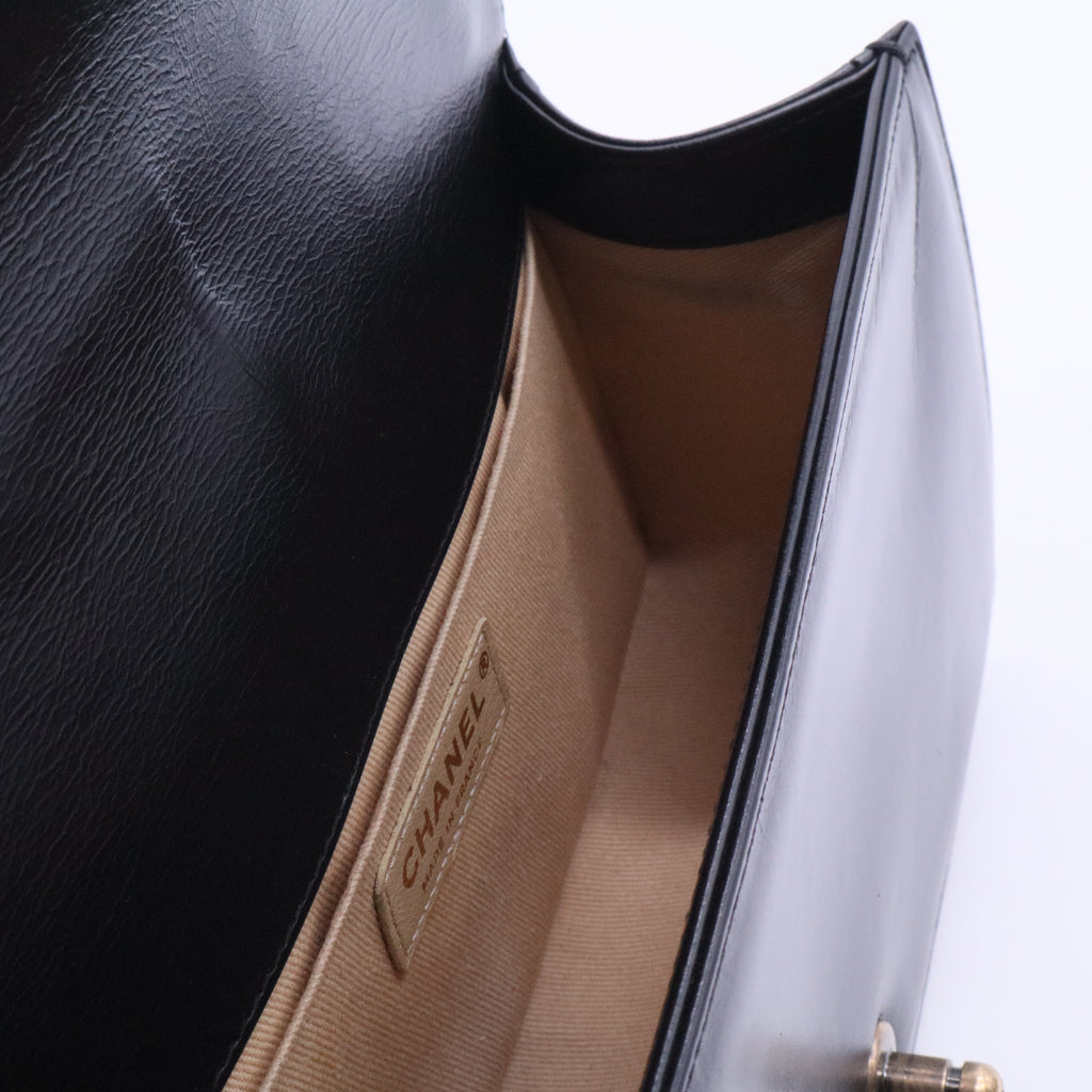 BOY CHANEL Handbag Calfskin & Ruthenium-Gold Metal Black