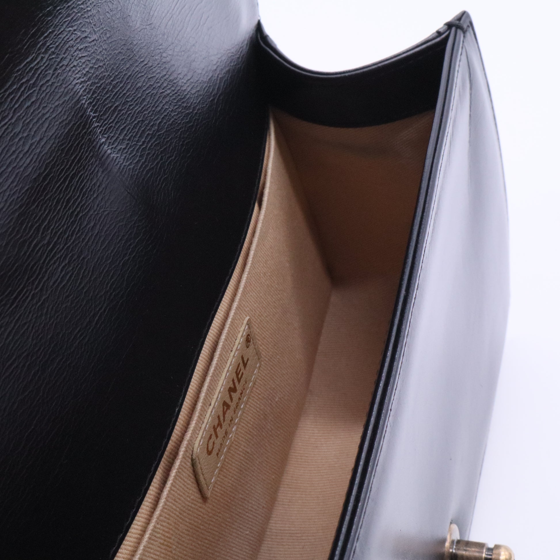 BOY CHANEL Handbag Calfskin & Ruthenium-Gold Metal Black