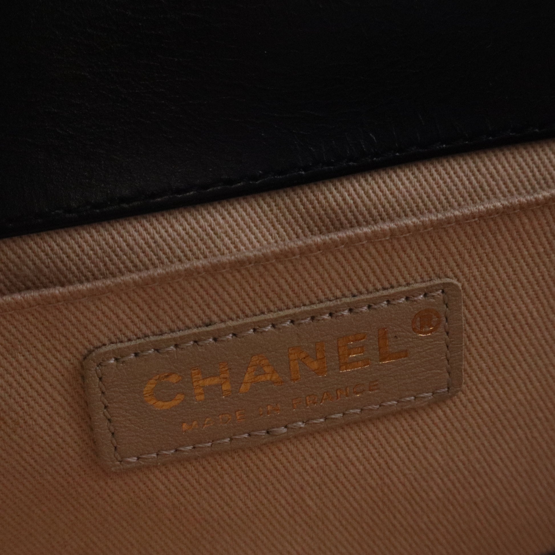 BOY CHANEL Handbag Calfskin & Ruthenium-Gold Metal Black