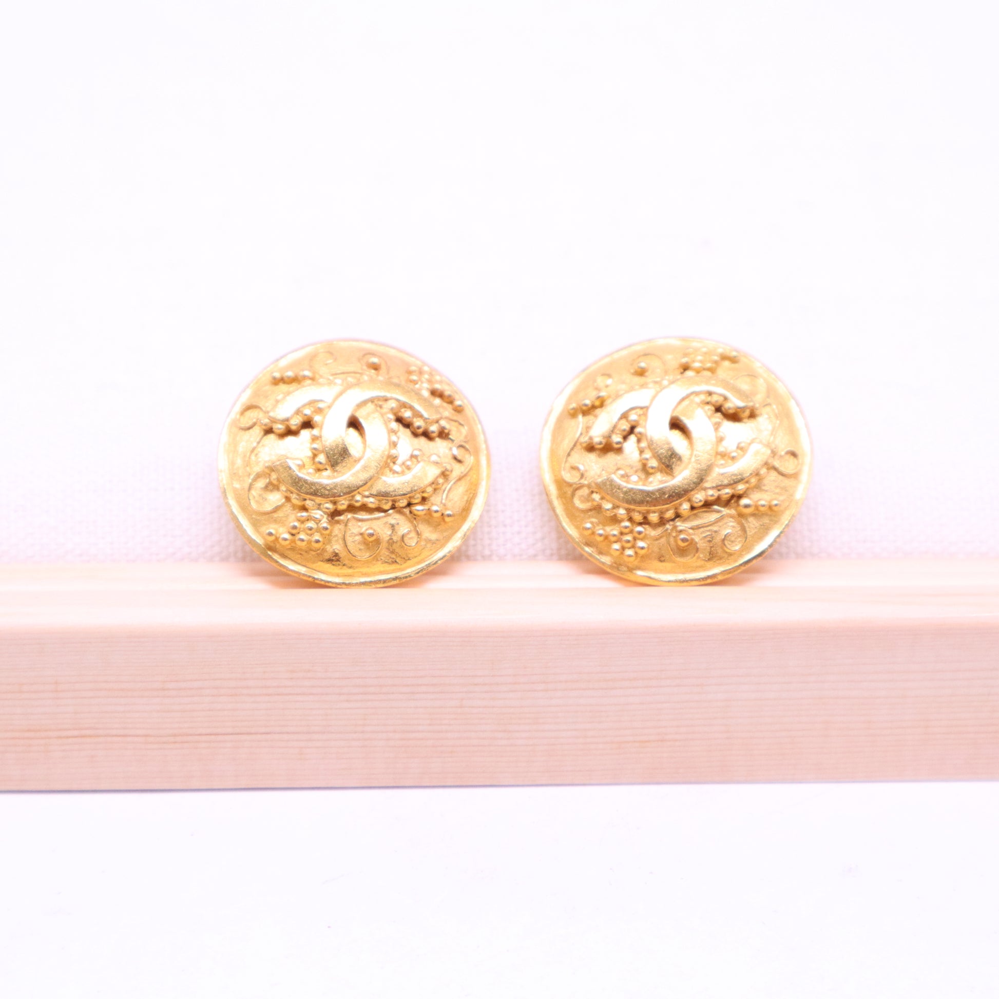 CC Logos Circle Earrings 96 A Clip W20782