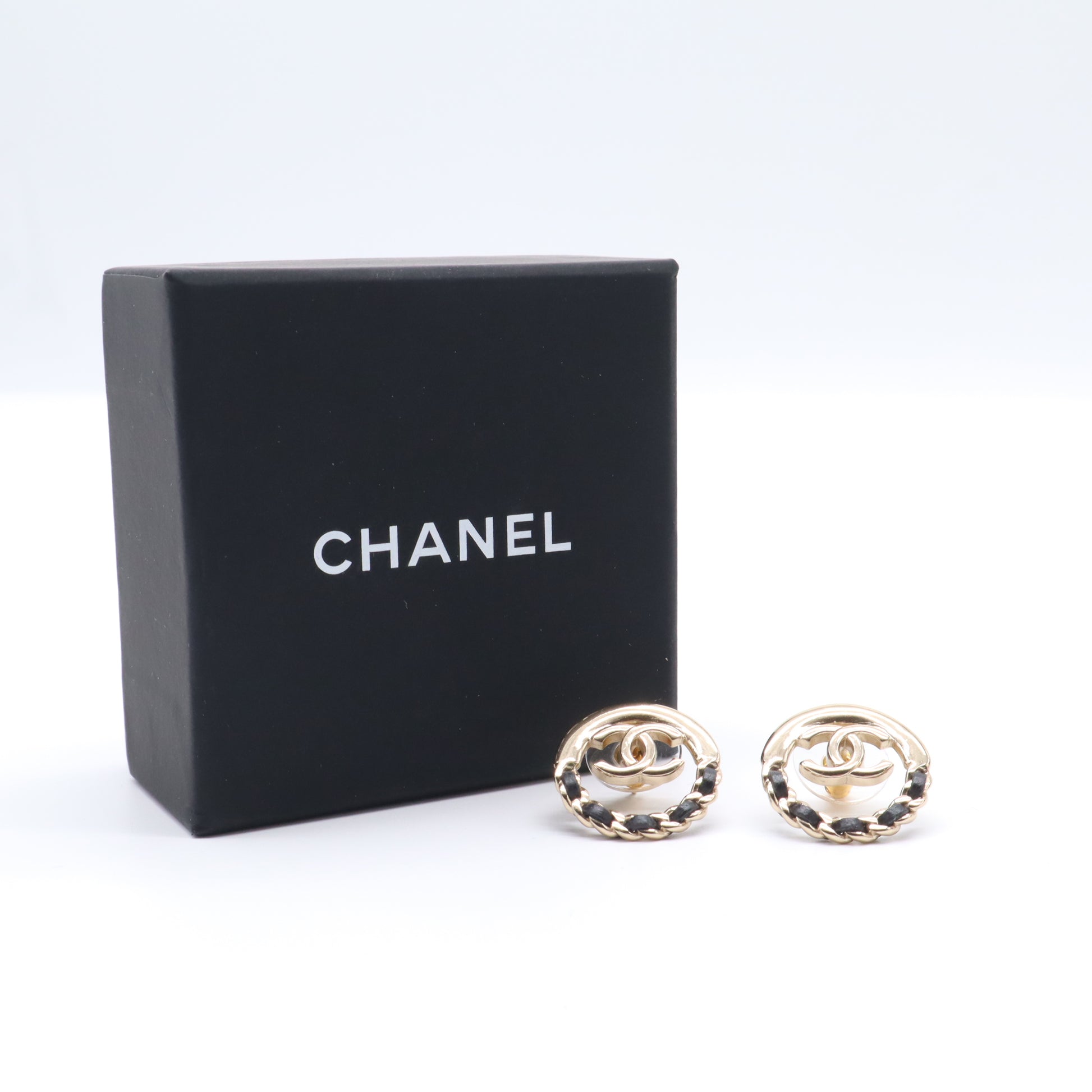 Chanel Leather Interlocking CC Woven Round Earrings W21549