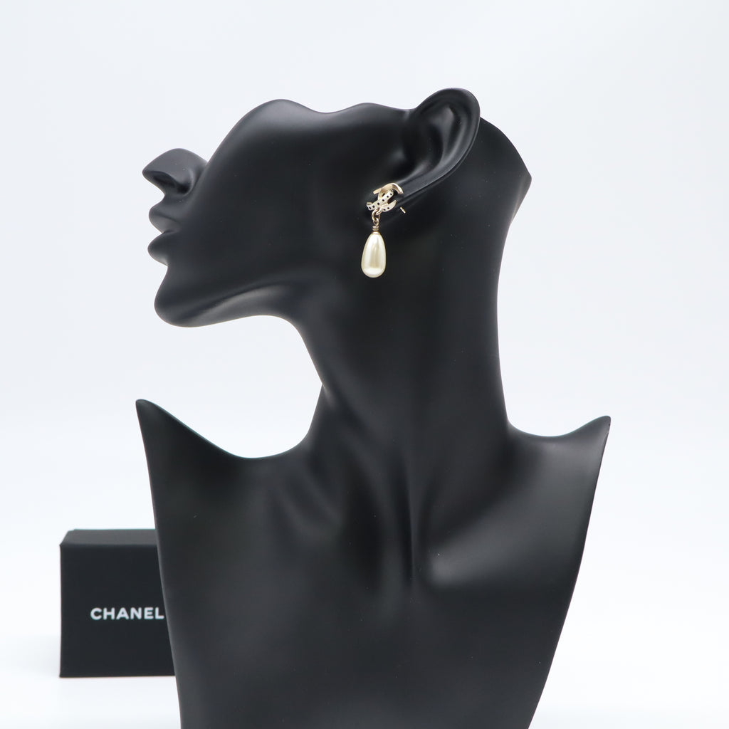 Chanel Pearl Earrings W21995