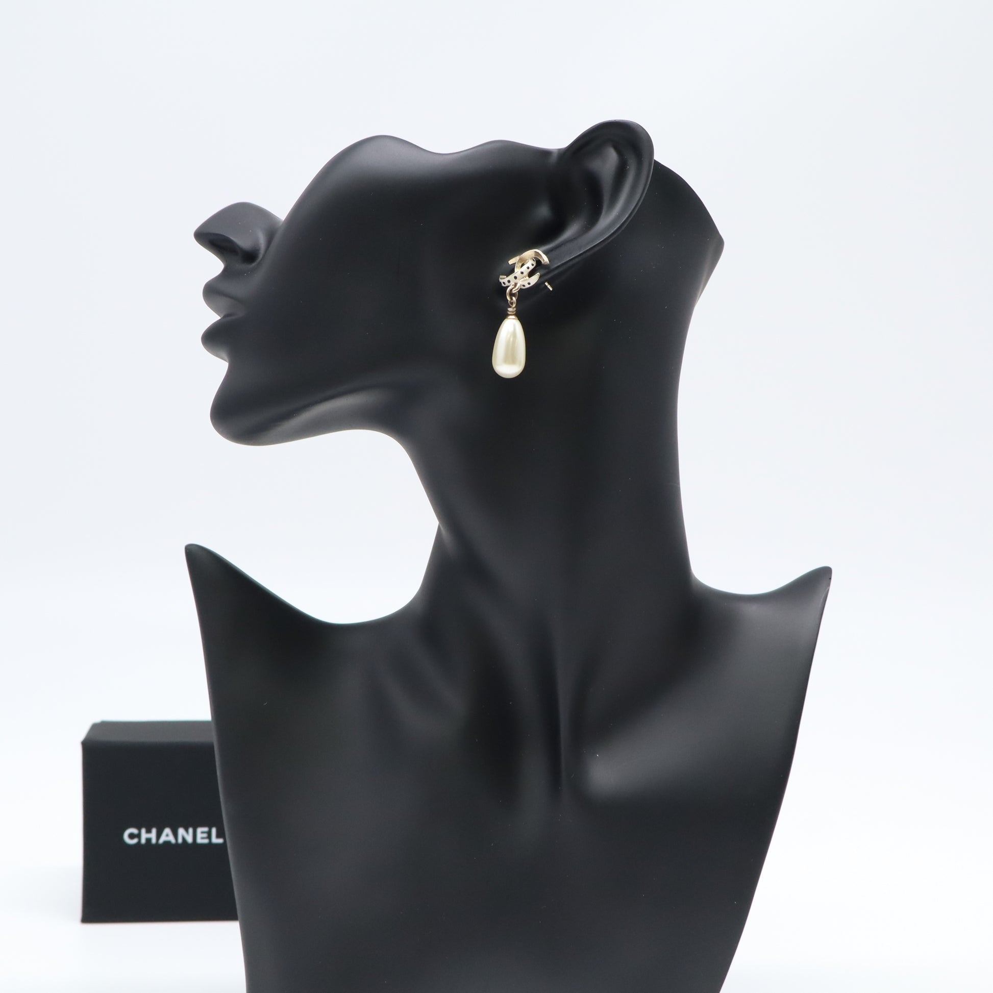 Chanel Pearl Earrings W21995