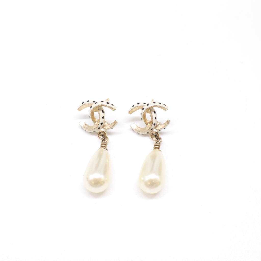 Chanel Pearl Earrings W21995