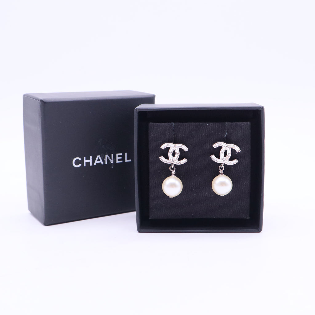 White CC Pearl Drop Small Earrings Twins W20389