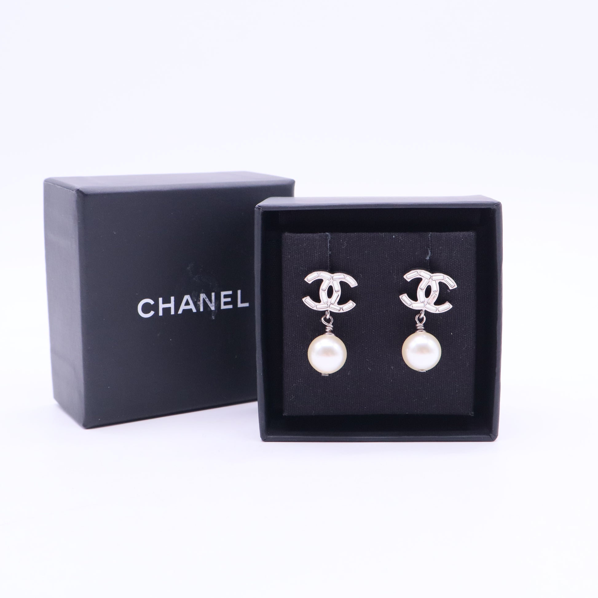 White CC Pearl Drop Small Earrings Twins W20389