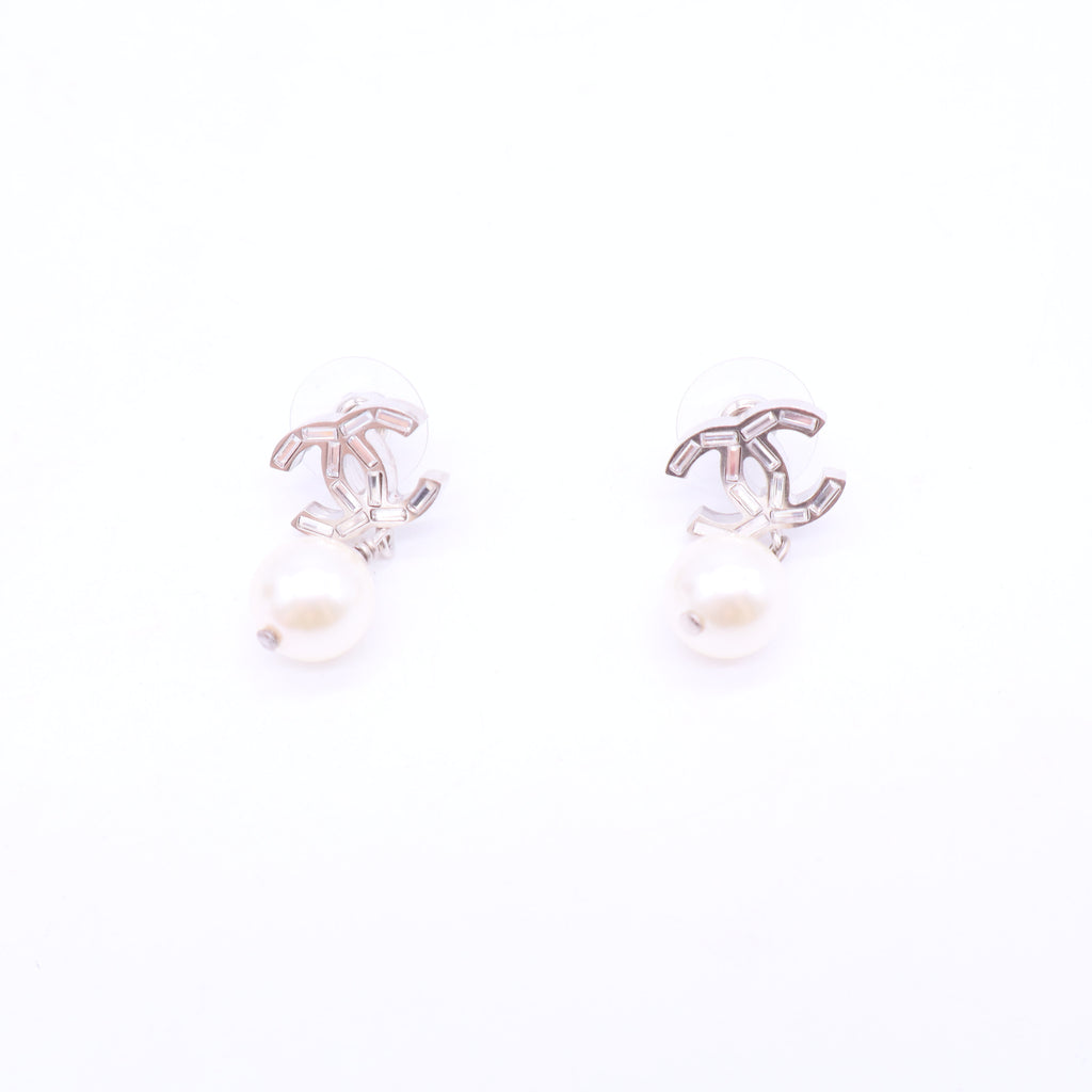 White CC Pearl Drop Small Earrings Twins W20389
