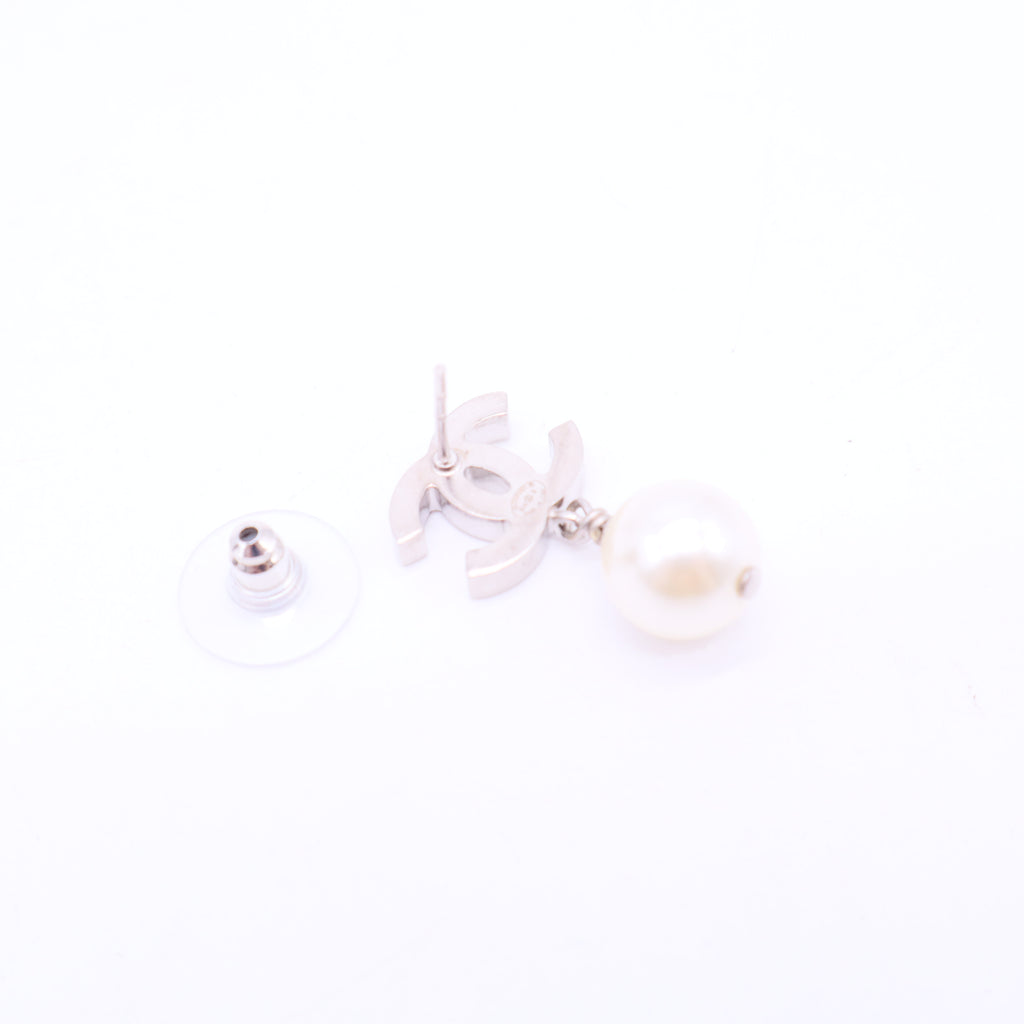 White CC Pearl Drop Small Earrings Twins W20389
