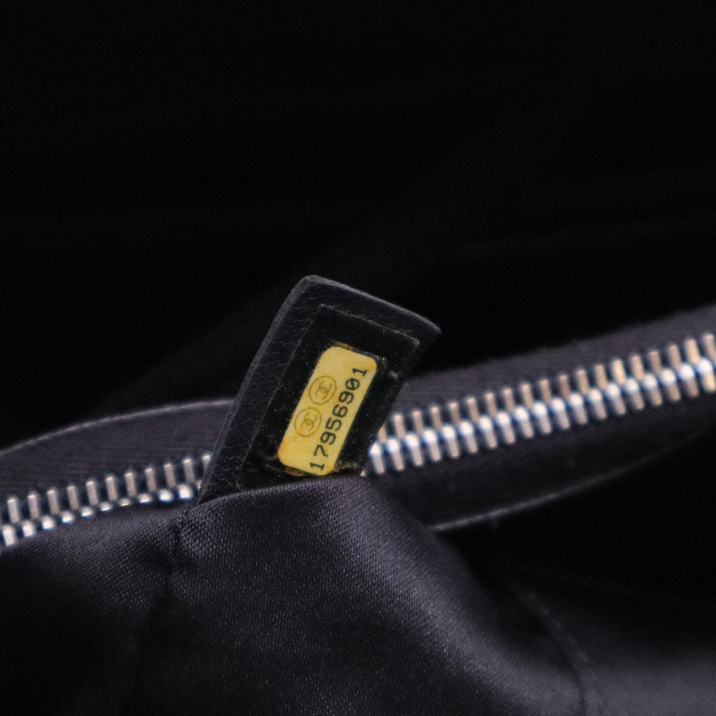 Grand Shopping Tote Quilted Caviar