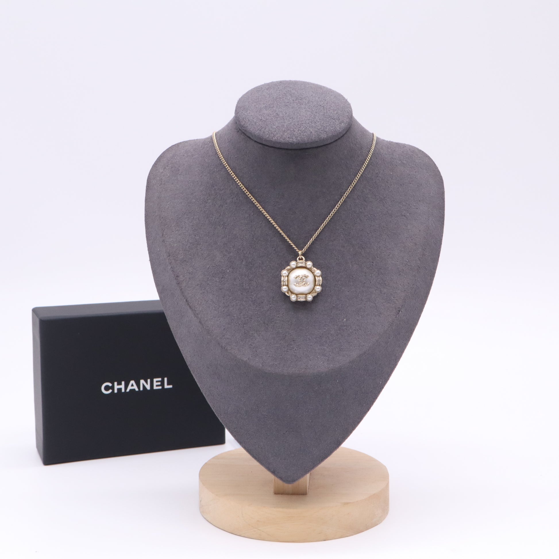 CC Faux Pearl Pendant Necklace W22719