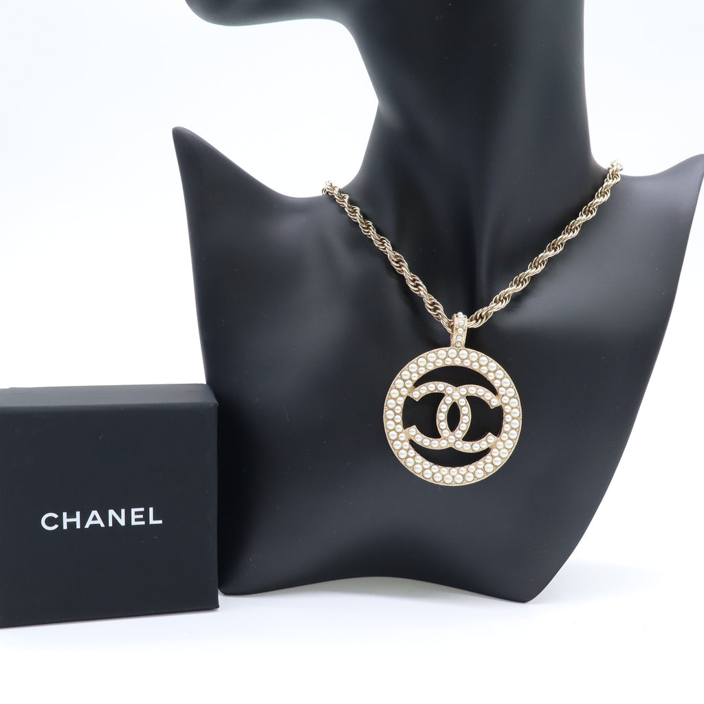 Chanel Pearl CC Round Pendant Necklace Gold twin W21775