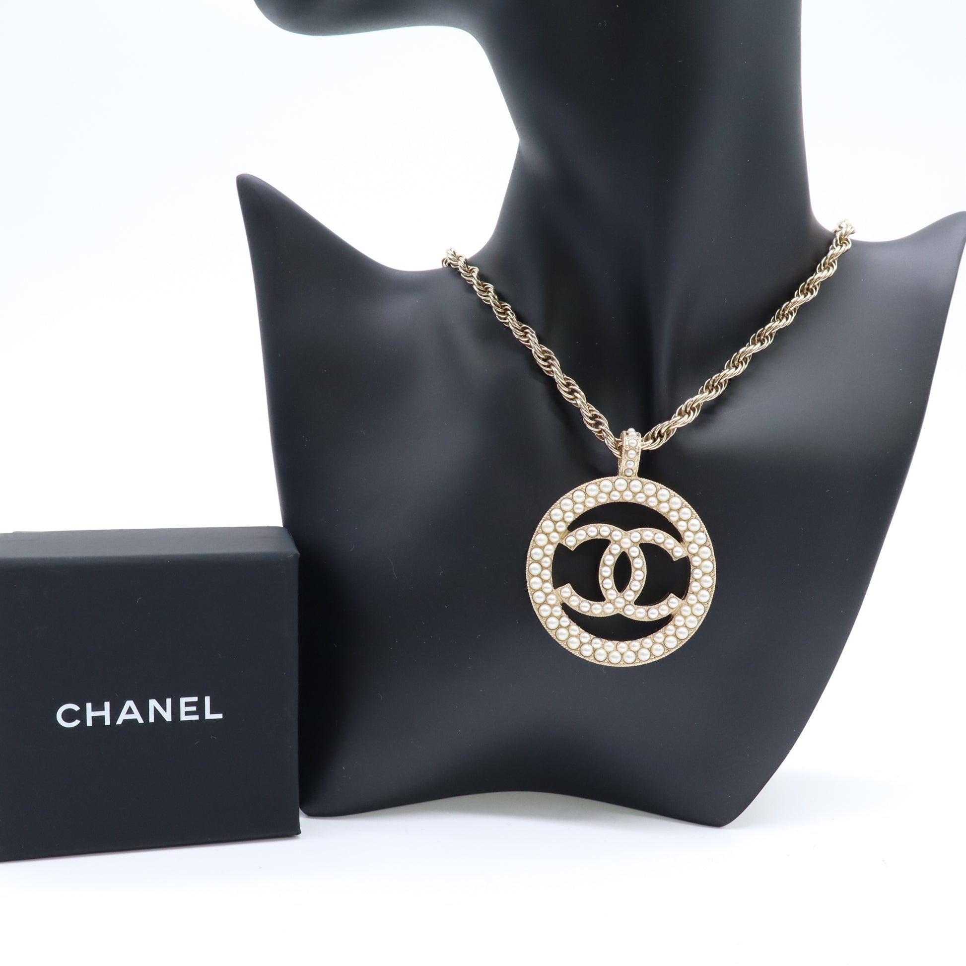Chanel Pearl CC Round Pendant Necklace Gold twin W21775