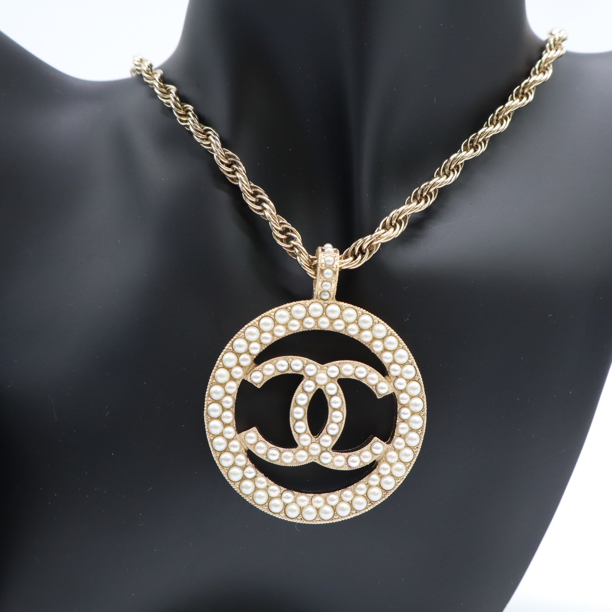 Chanel Pearl CC Round Pendant Necklace Gold twin W21775