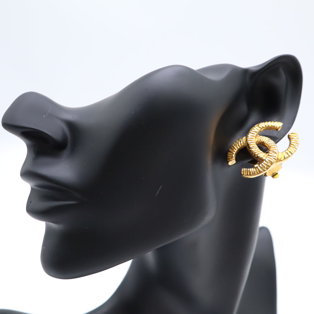 Chanel CC 24k Gold Vintage Clip On Earrings Twins LDJ4430