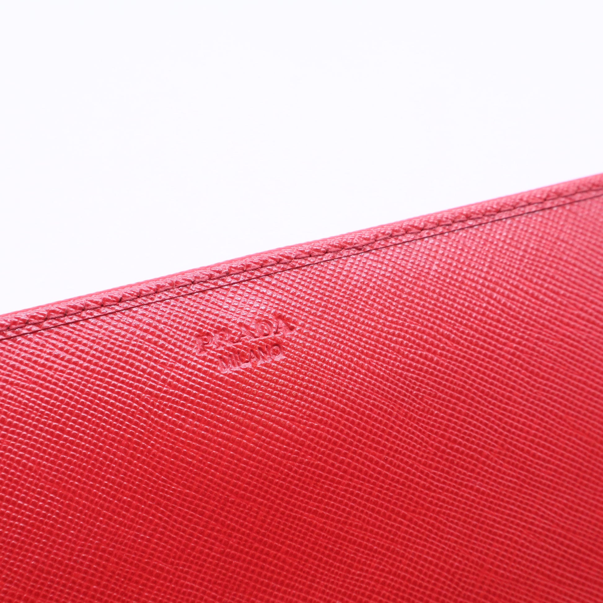 Saffiano Metal Wallet on Chain