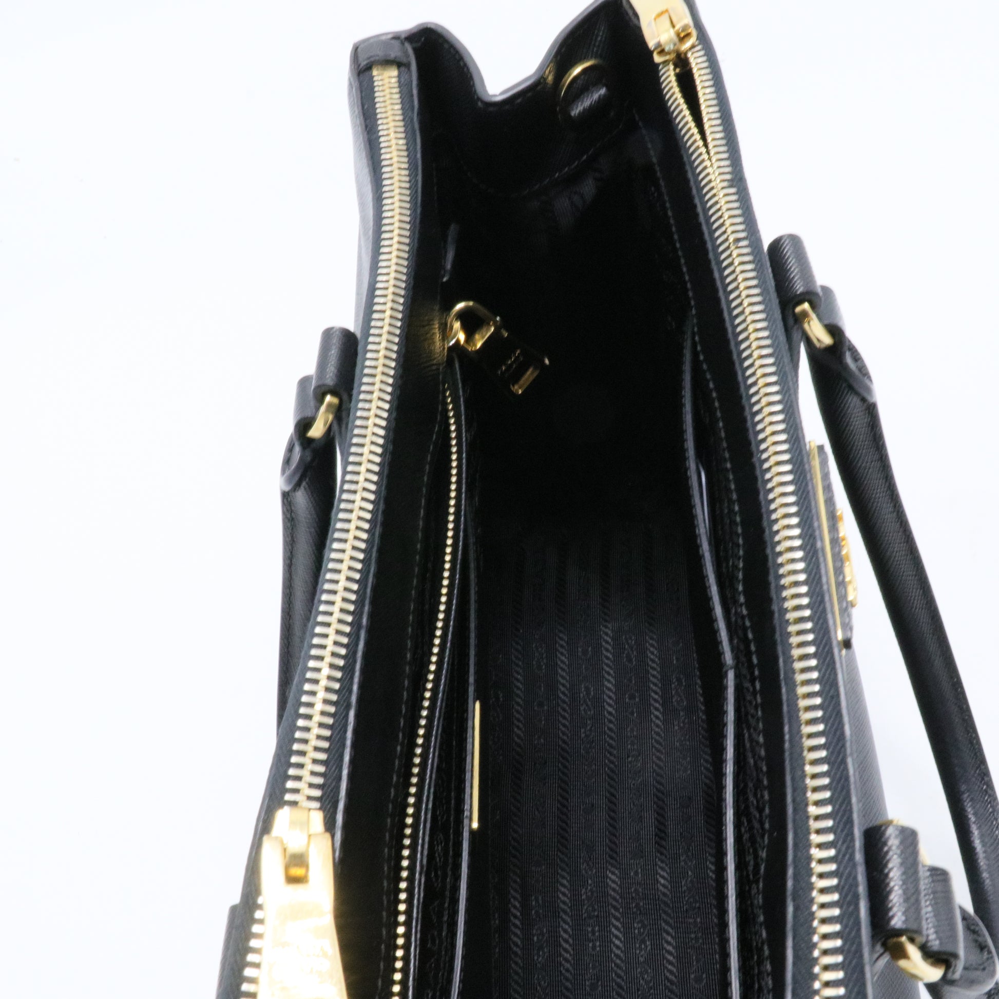 Saffiano Medium Galleria Double Zip Tote Black