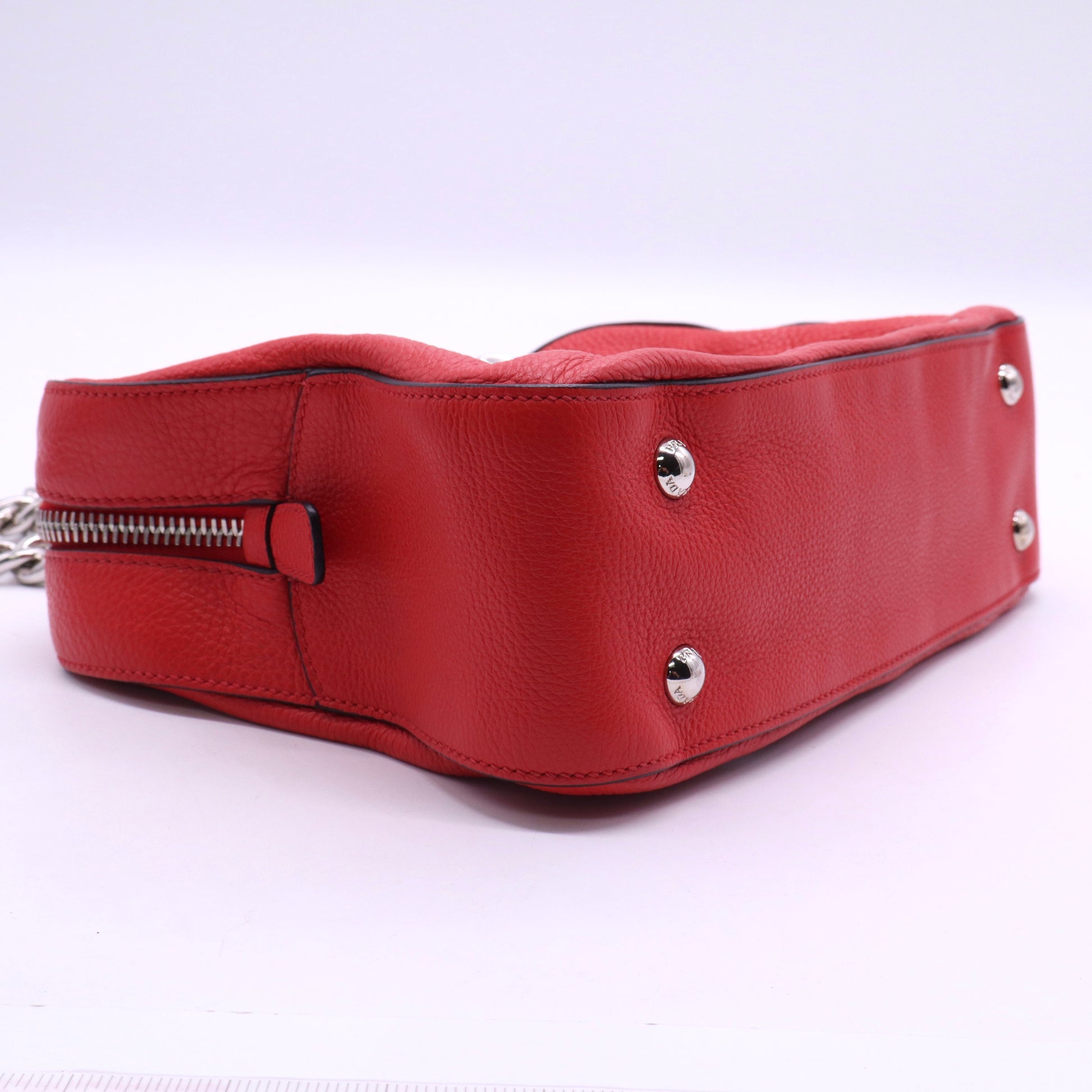 Grommet Chain Shoulder Bag Vitello Daino Medium  B20633