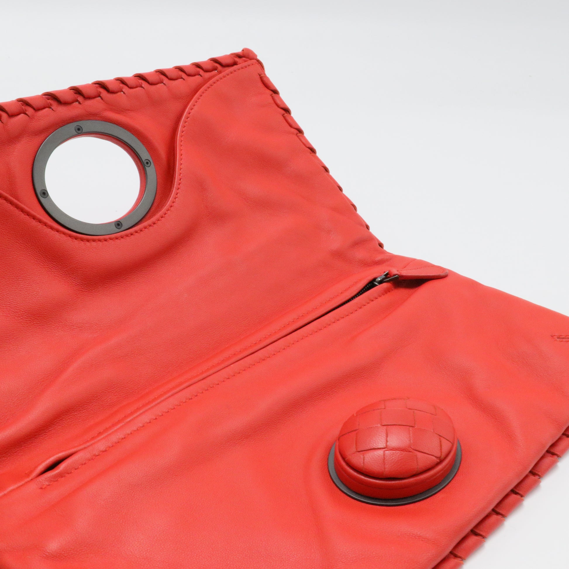Intrecciato Turnlock Clutch