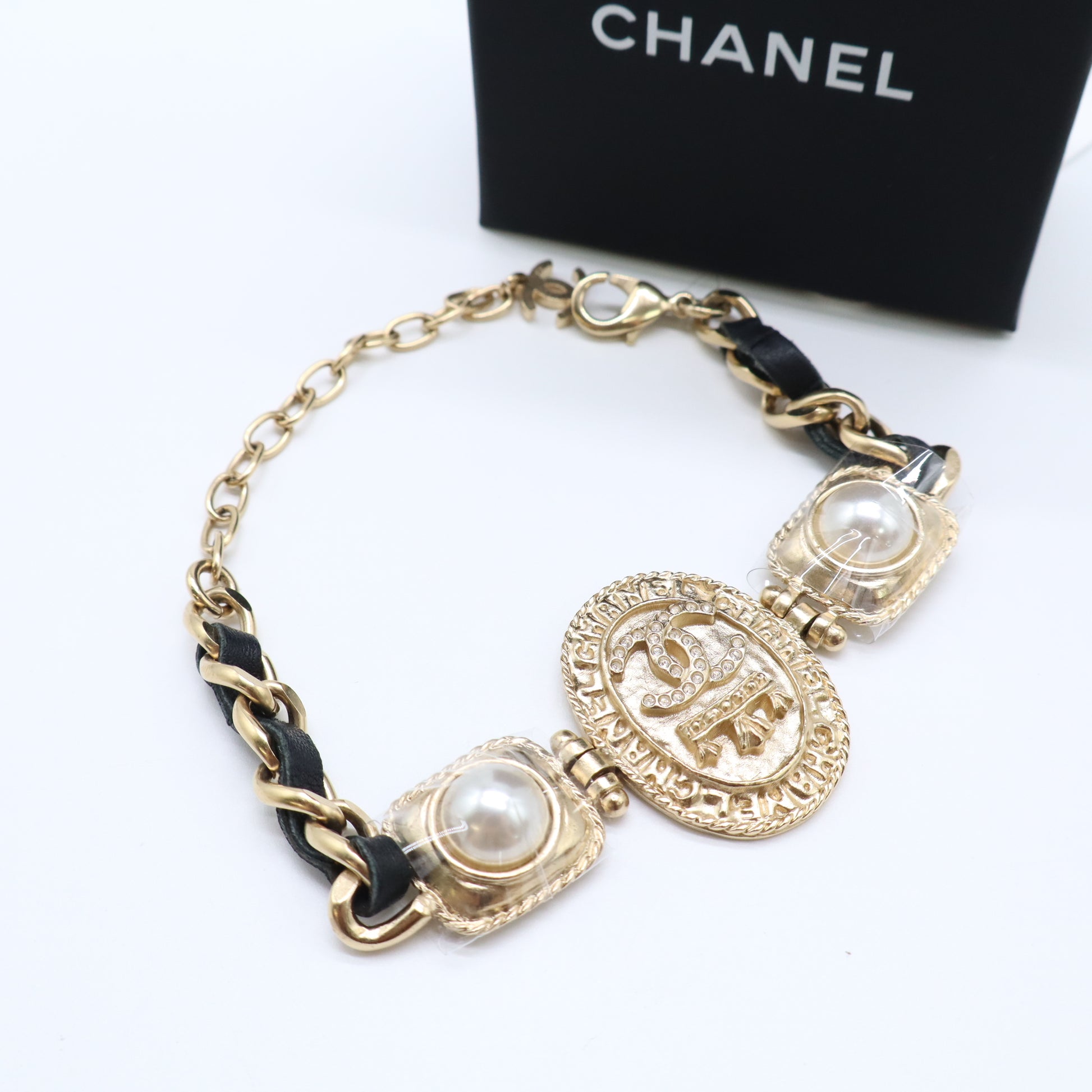 Chanel 2021 Métiers d'Art Pearl & CC Medallion Chain Bracelet Twins LDJ4546