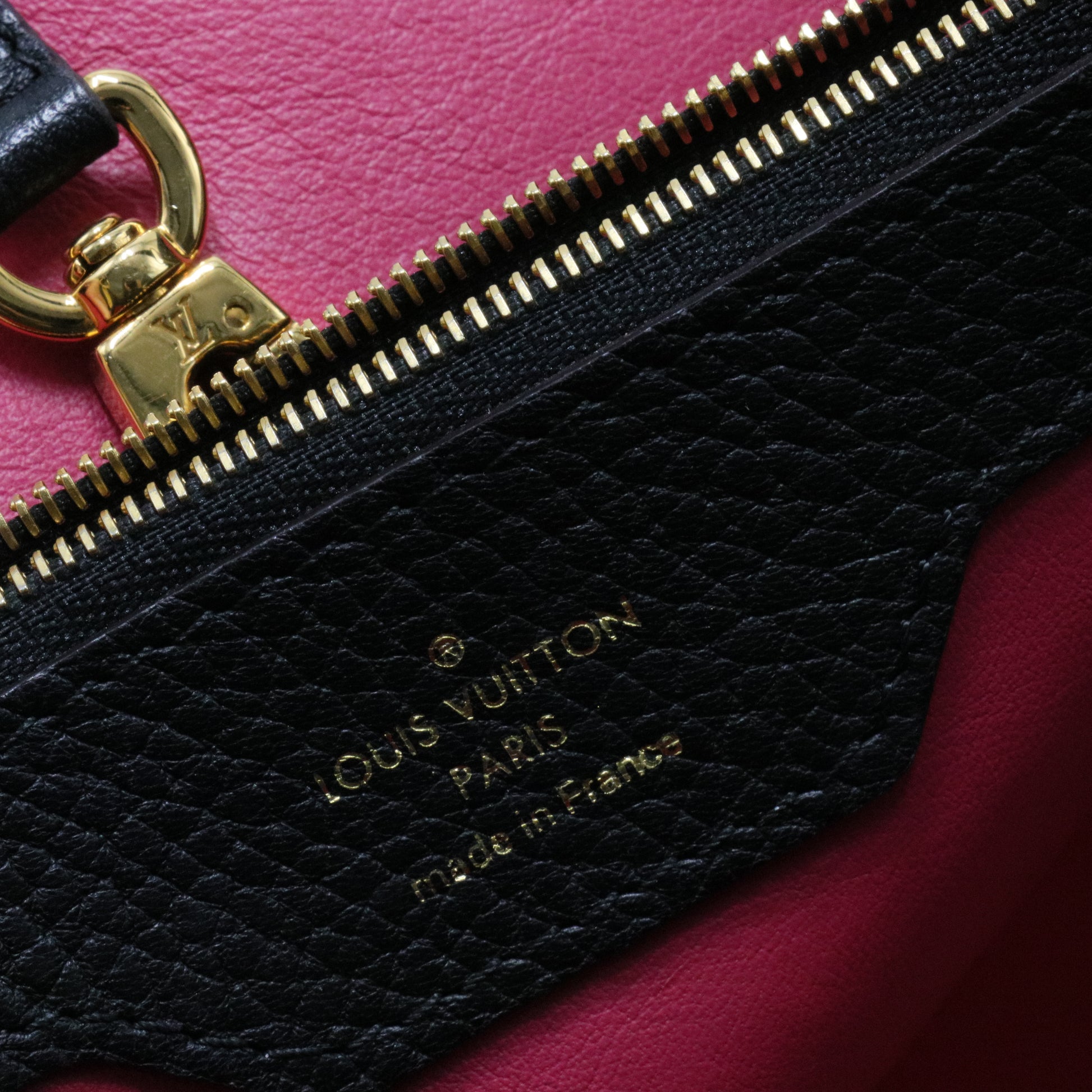 Taurillon Capucines MM Black Fuchsia